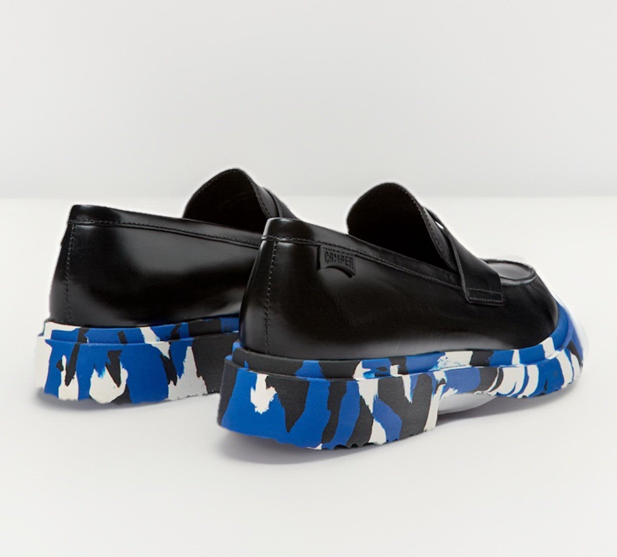 camper-loafers-schwarz-blau-camouflage-detail