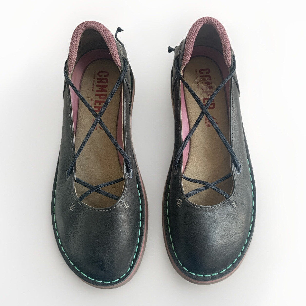 Dunkelbraune Camper Peu Cami Ballerinas, Detailaufnahme der Cross-Lacing-Schnürung und Lederoberfläche.
