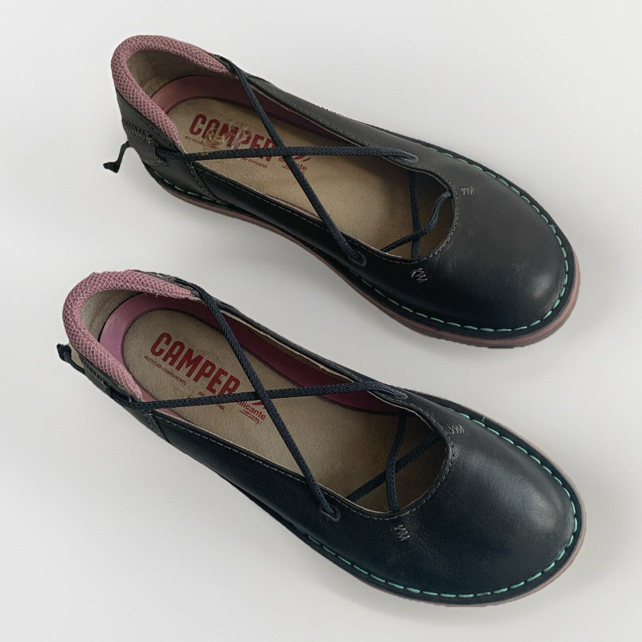 Seitenansicht der Camper Peu Cami Ballerinas in Dunkelbraun, ergonomische Form und runde Schuhspitze