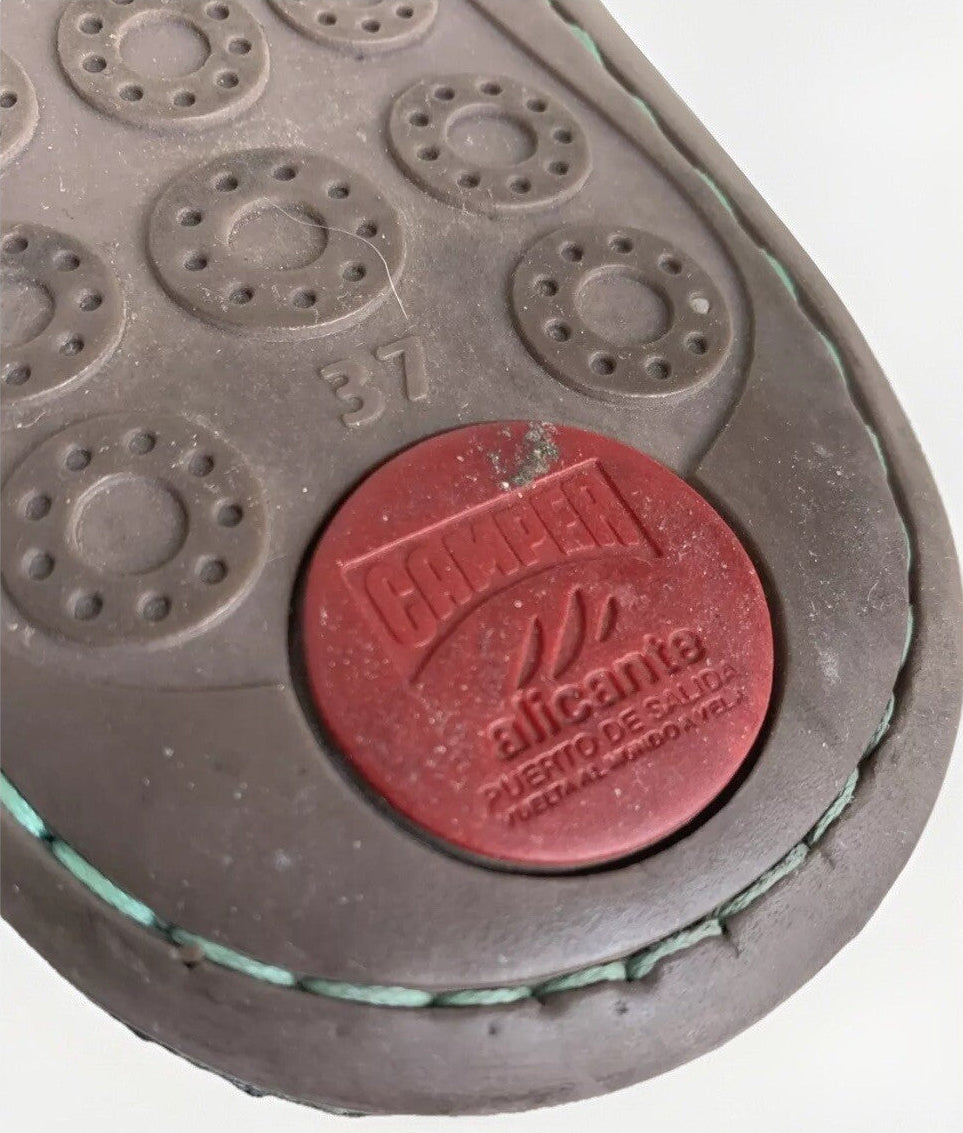 Detailaufnahme des roten Camper Alicante Sohlenlogos und des strukturierten Gummiprofils