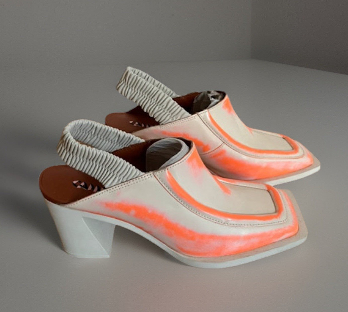 Seitliche Ansicht der Camper Slingback Sandalen in Weiß-Orange Größe 37