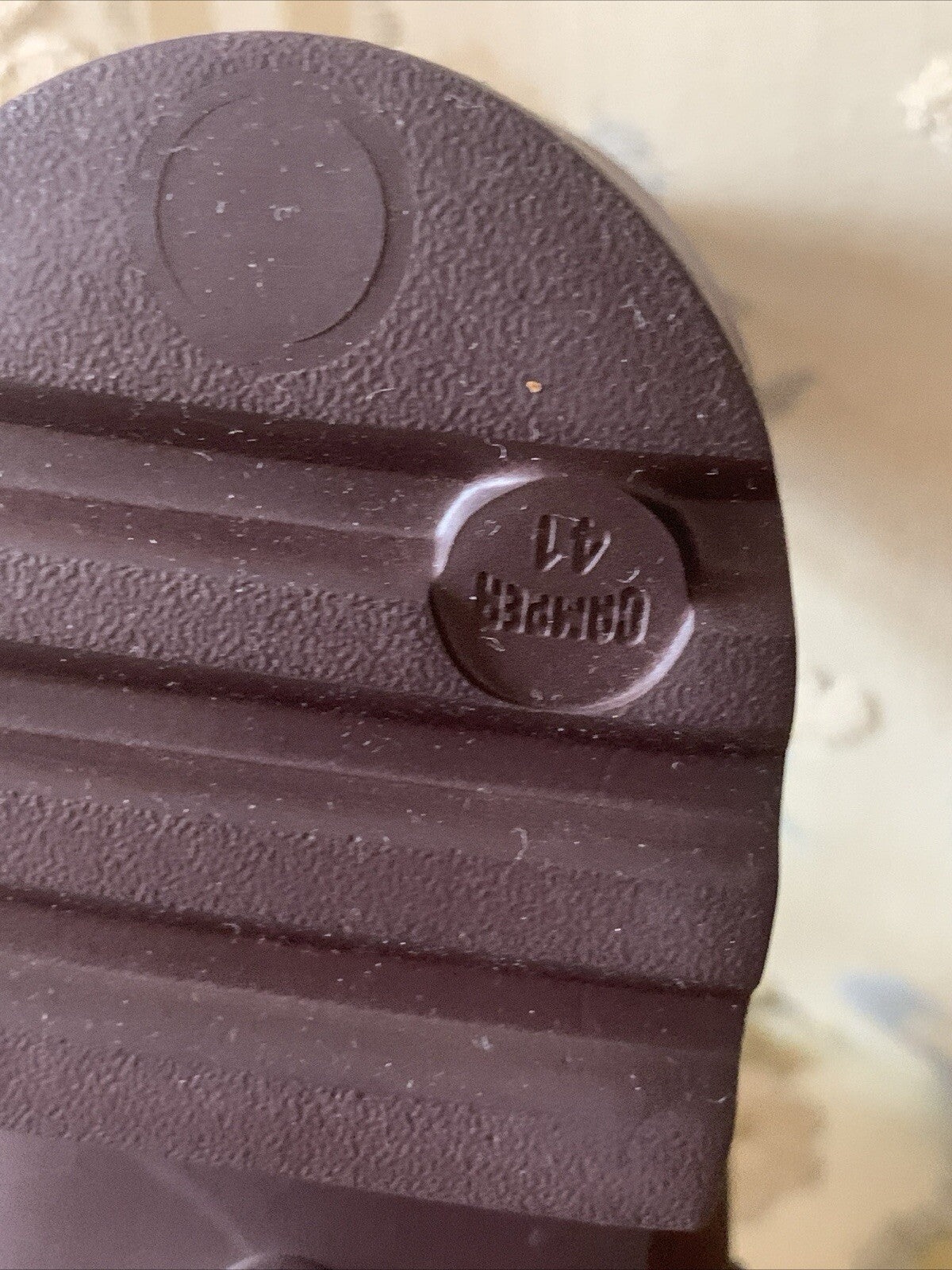 Detailaufnahme des Sohlenprofils der Camper Damen Halbschuhe