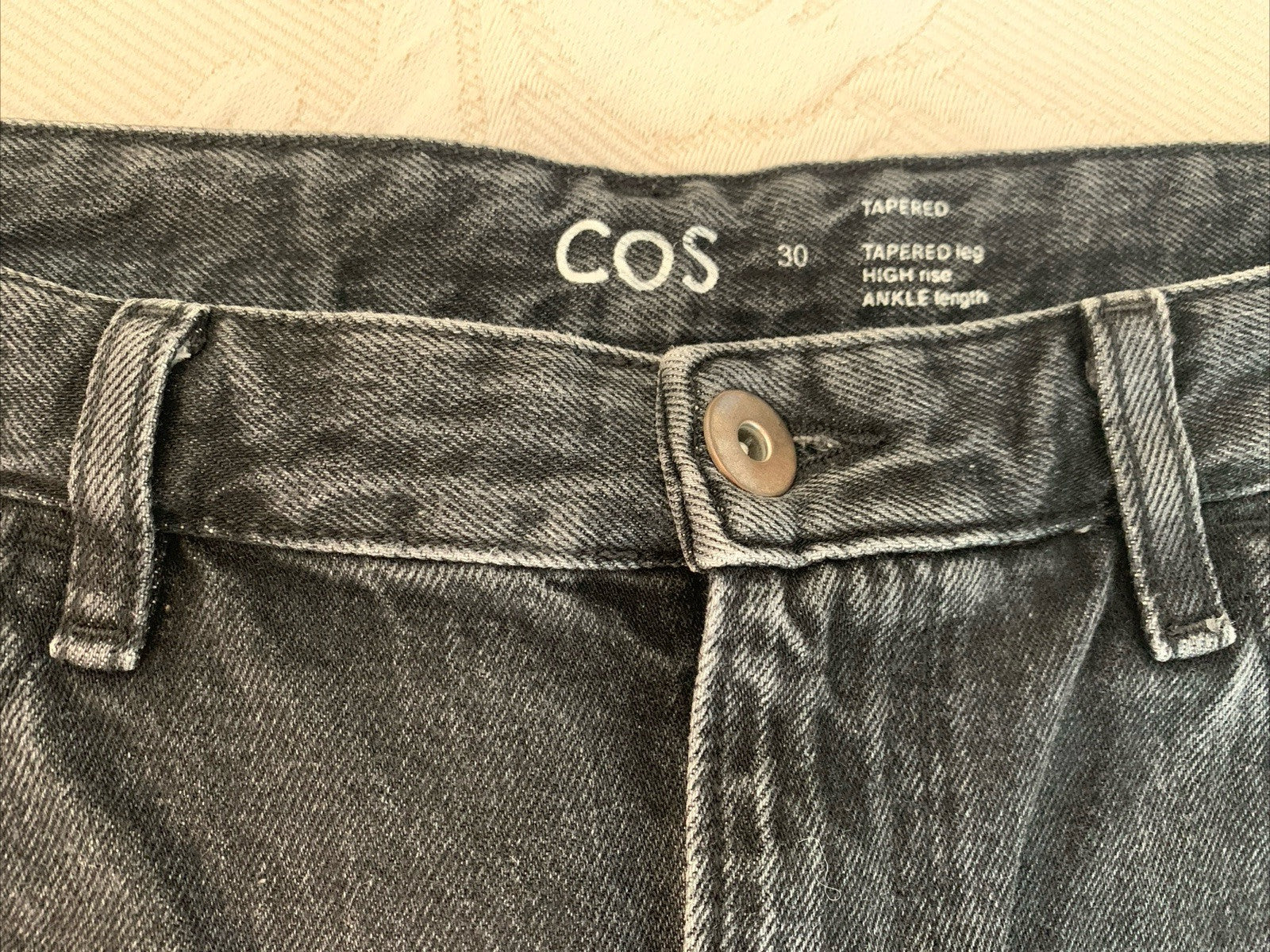 COS Markenetikett an der Damen Jeans Hose