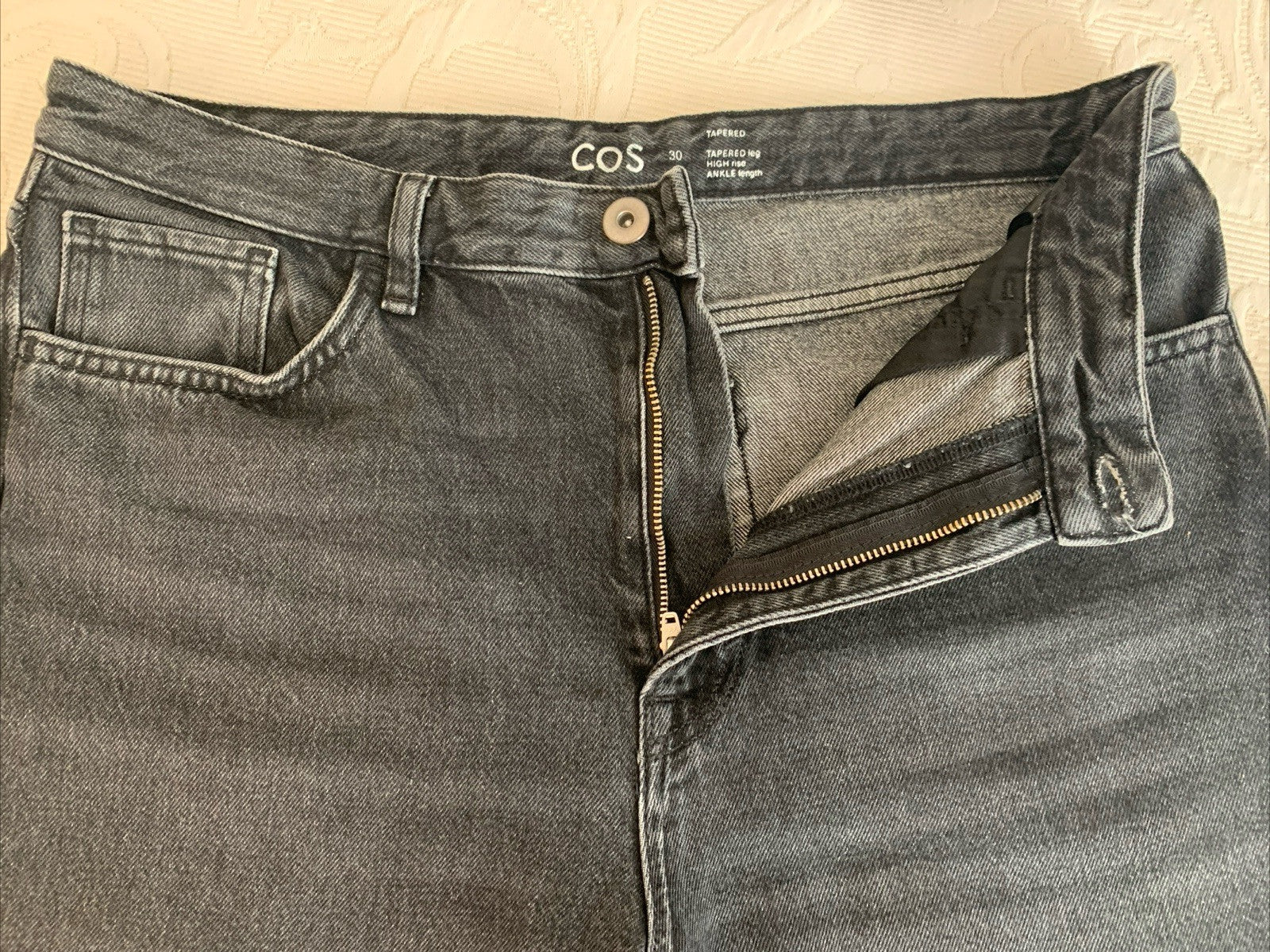 Bund- und Verschlussdetail der COS Damen Jeans Hose