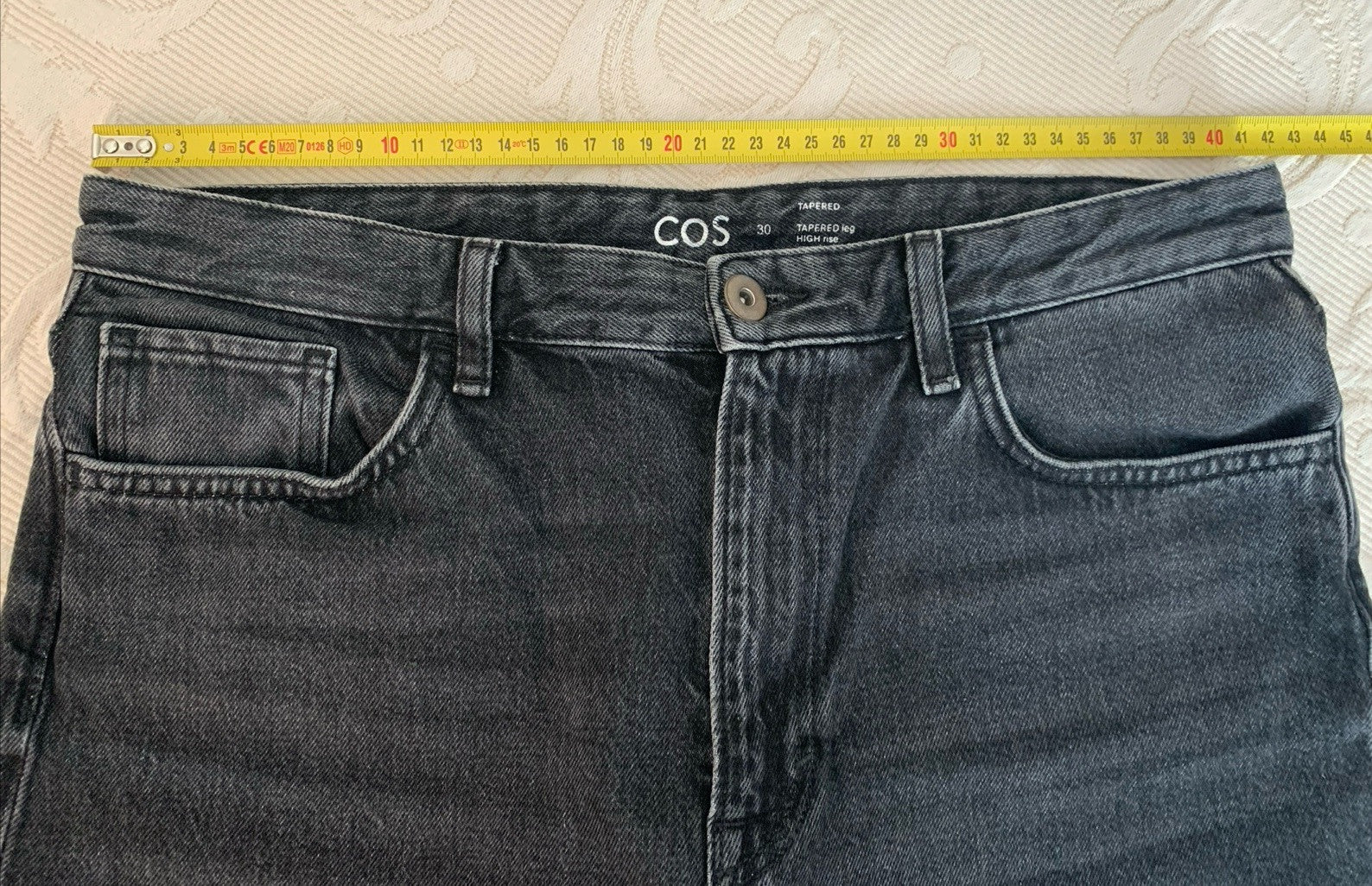 Bundweite und Verschlussdetail der COS Damen Jeans Hose