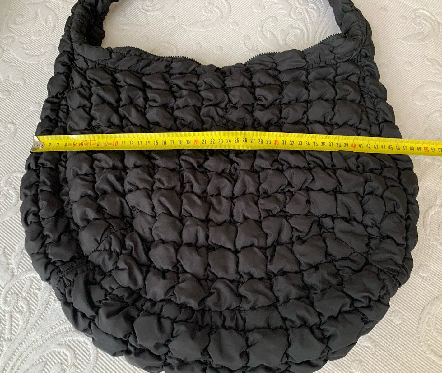 cos-quilted-oversized-shoulder-bag-schwarz-front breite