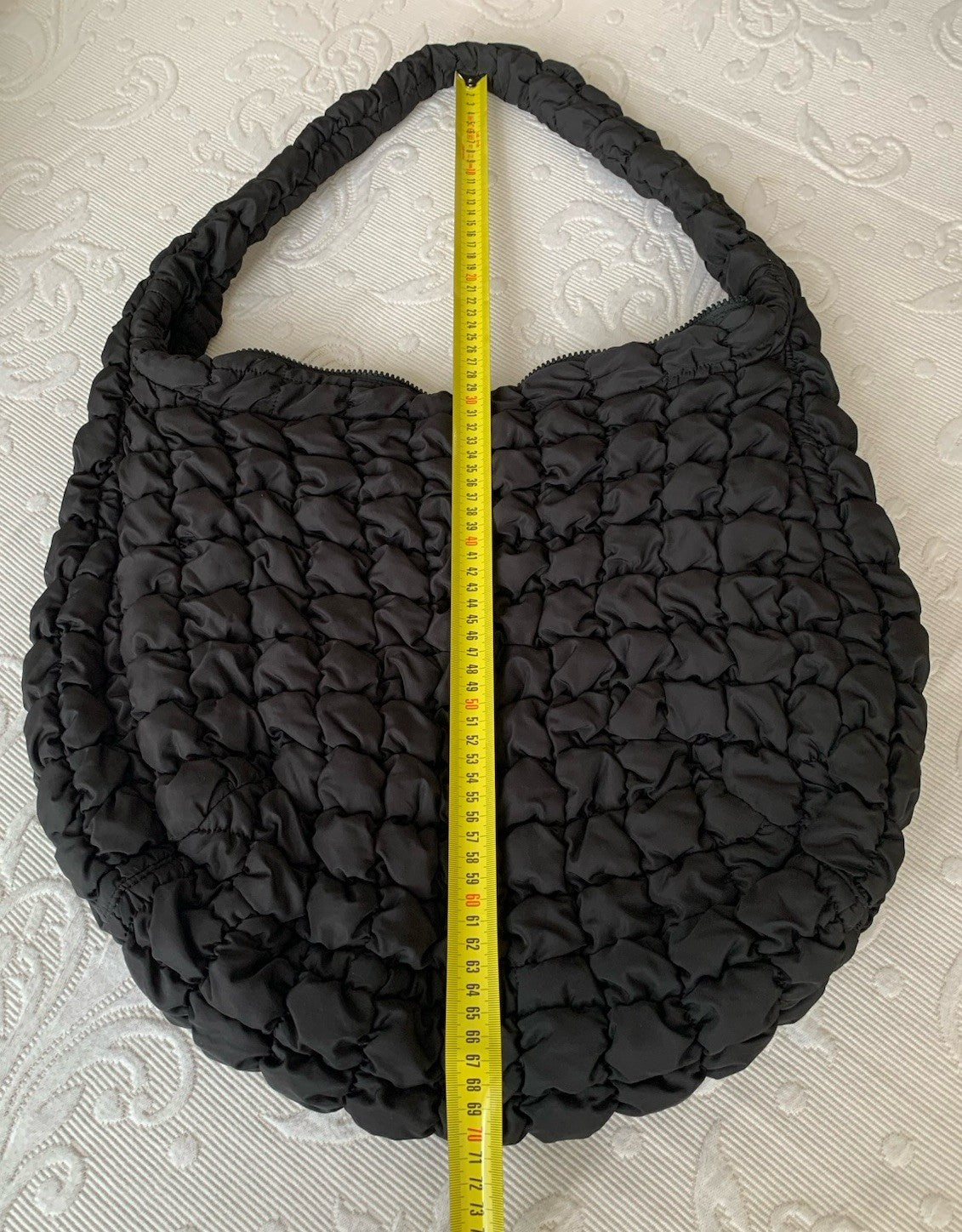 cos-quilted-oversized-shoulder-bag-schwarz-front_hoehe