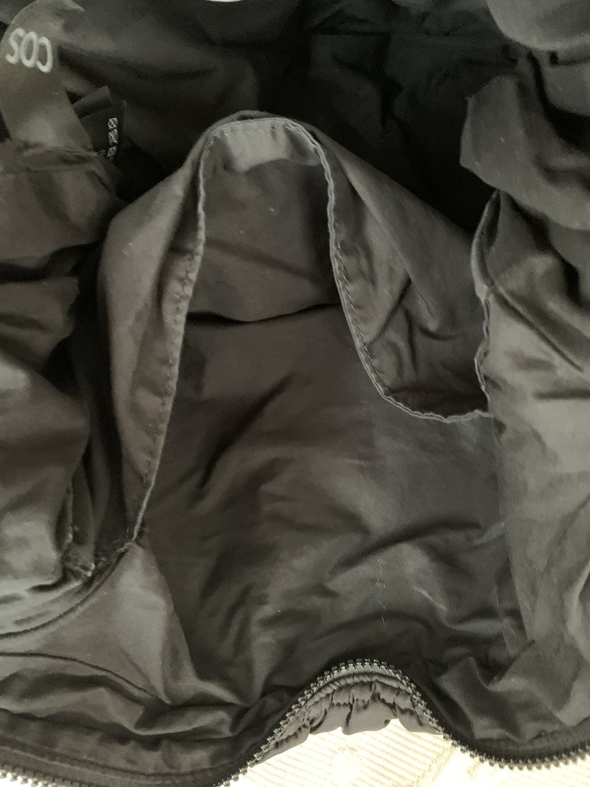 cos-quilted-oversized-shoulder-bag-schwarz-innen2