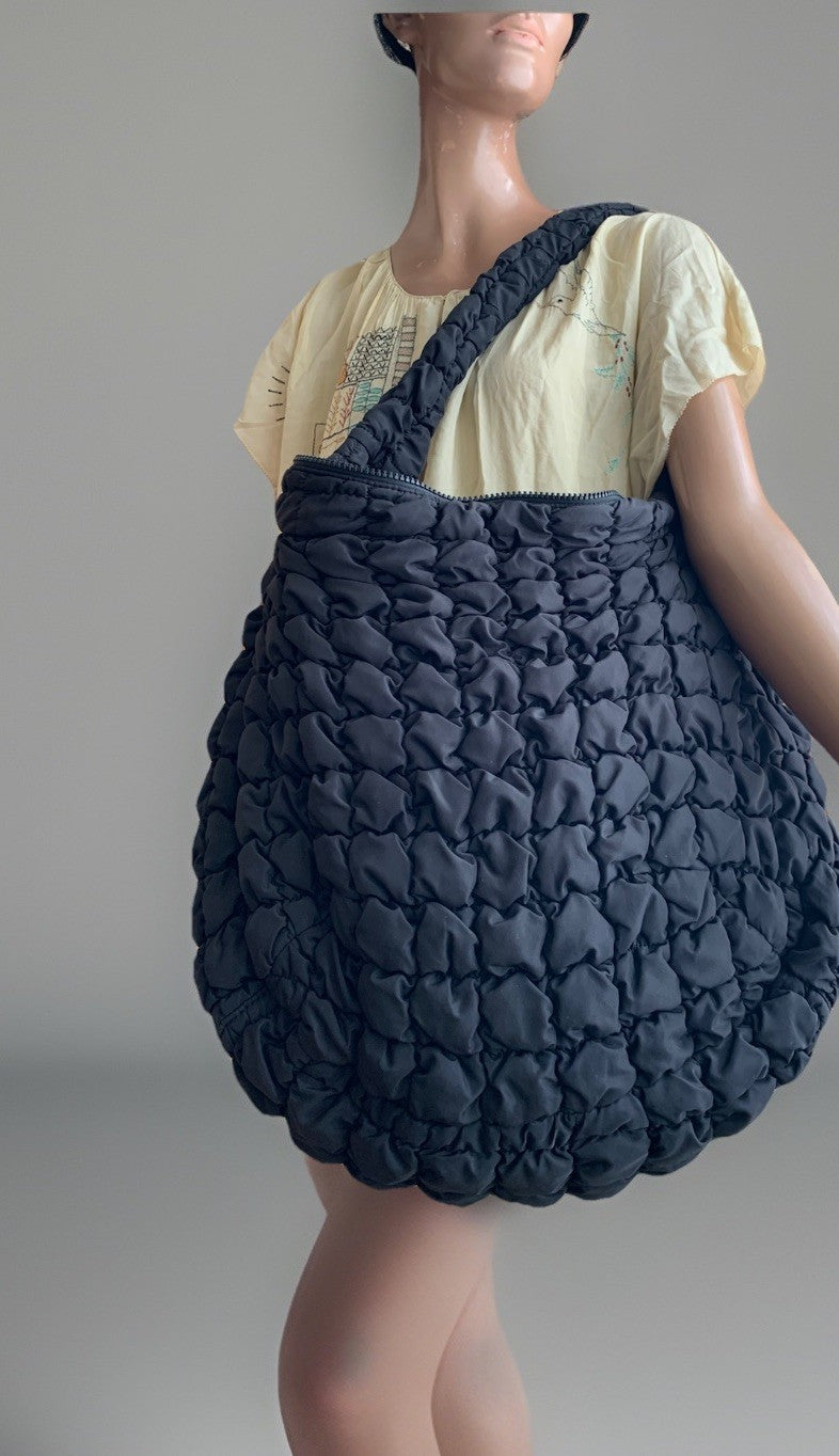 cos-quilted-oversized-shoulder-bag-schwarz-modell