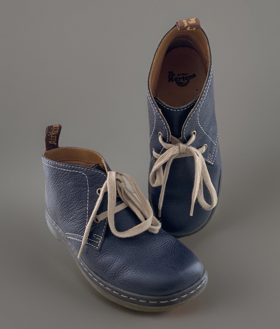 Frontansicht der Dr. Martens Damen Lederboots in Blau
