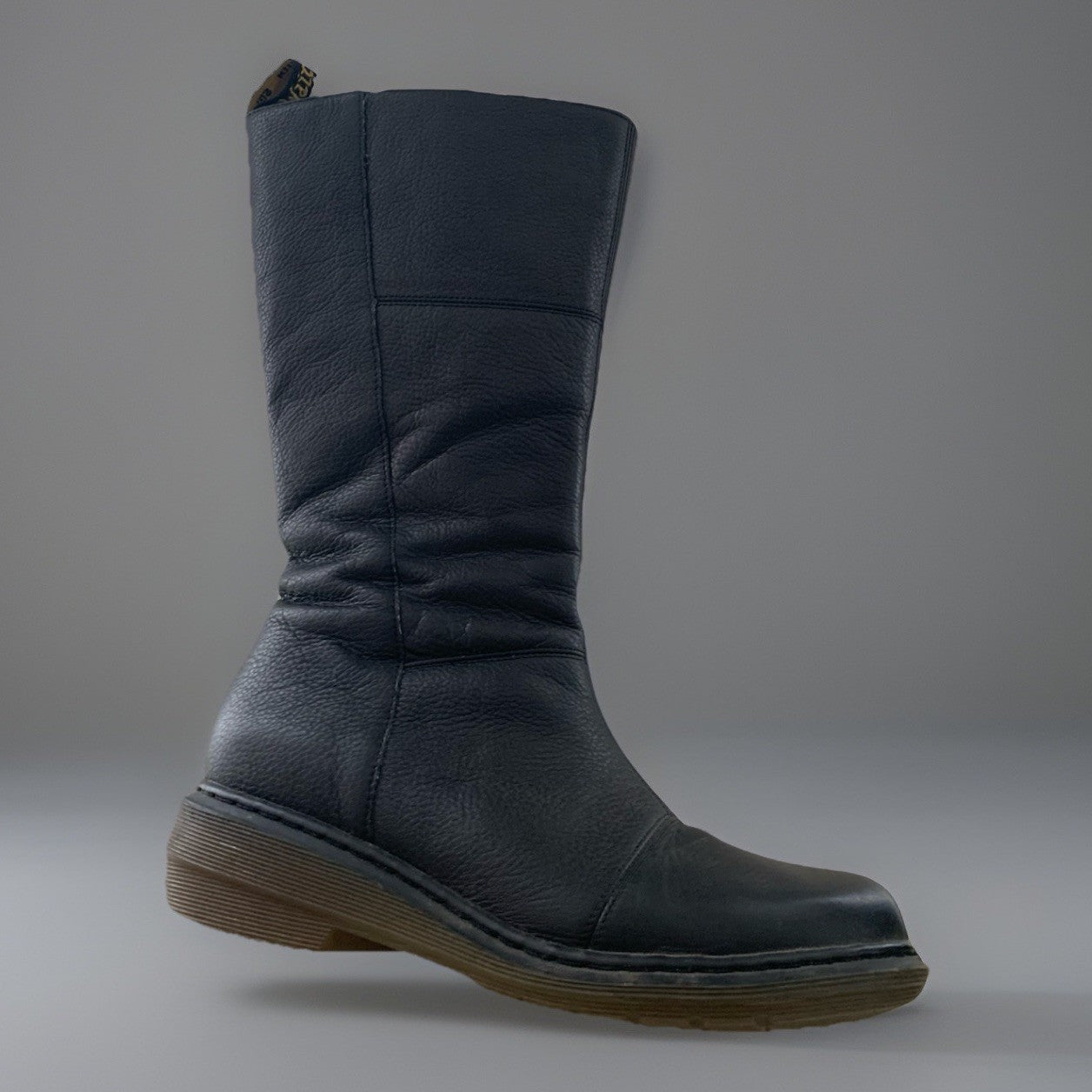 Ein Dr. Martens Chelsea Boot in Schwarz, fotografiert aus der Seitenansicht