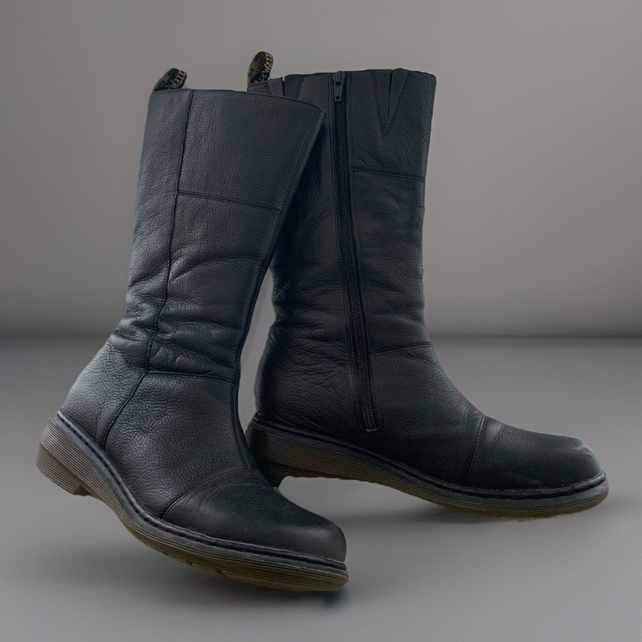Dr. Martens Chelsea Boots in Schwarz, fotografiert aus der Seitenansicht.