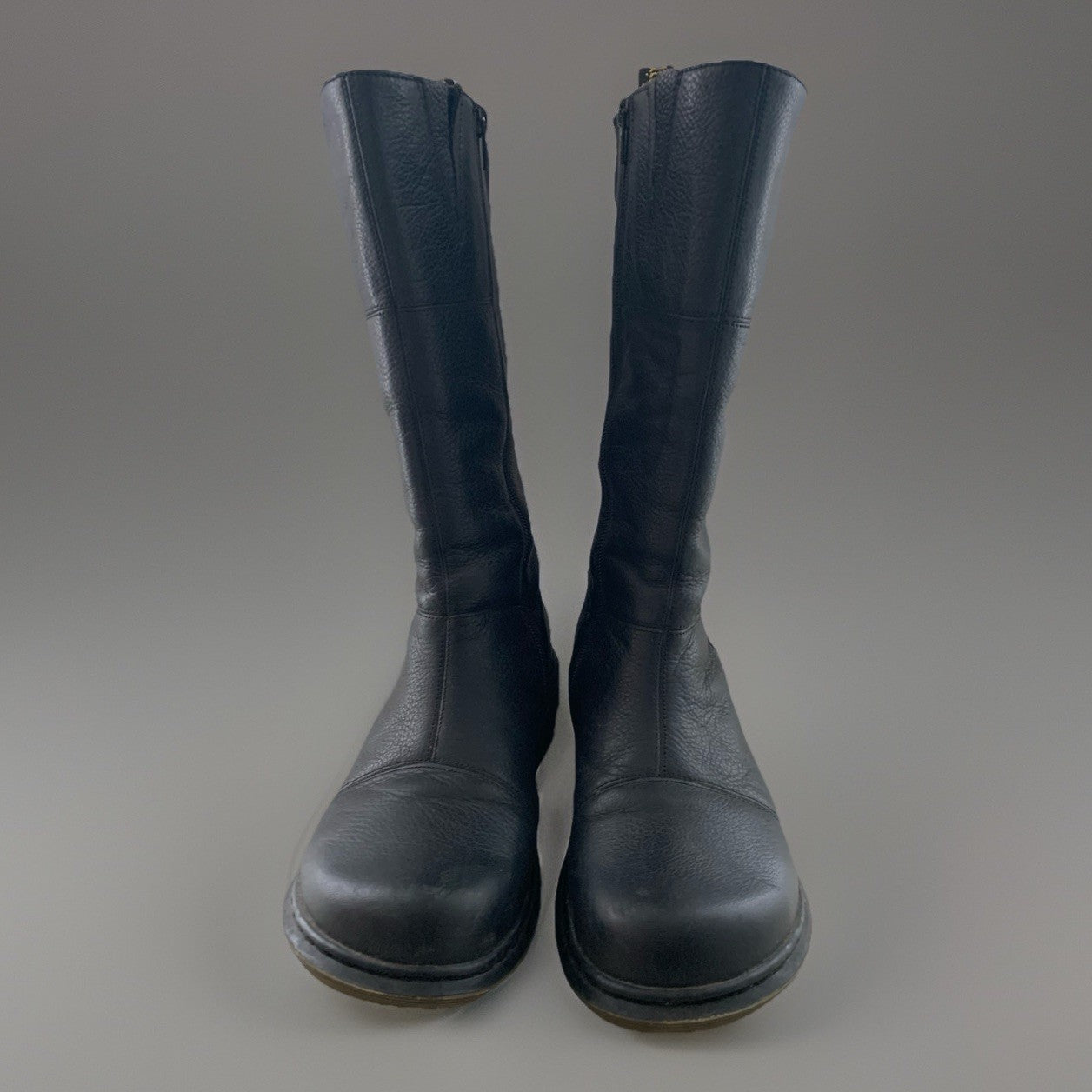 Frontansicht der Dr. Martens Chelsea Boots in Schwarz