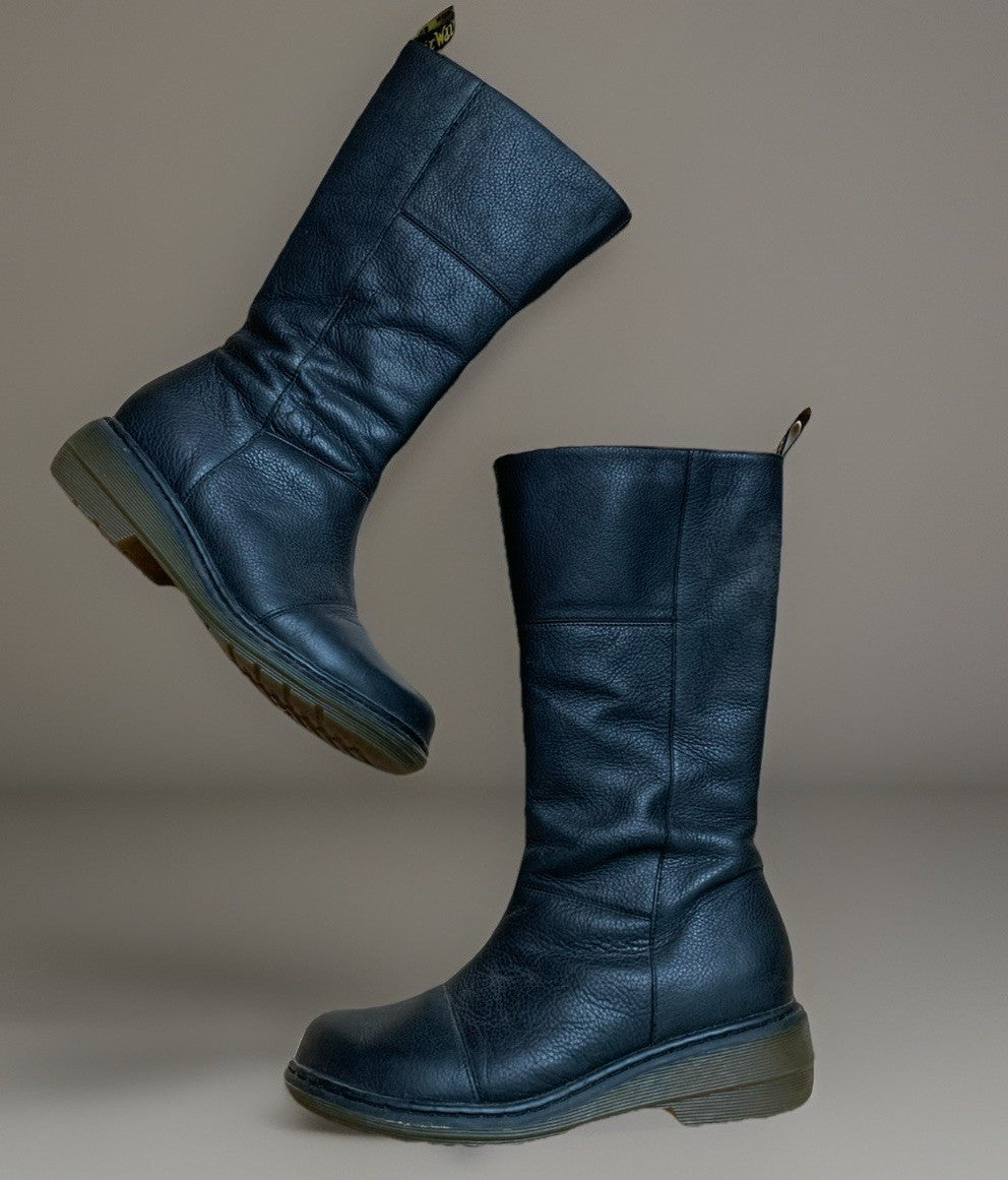 Dr. Martens Chelsea Boots in Schwarz, Seitenansicht beide Stiefel in Größe 38