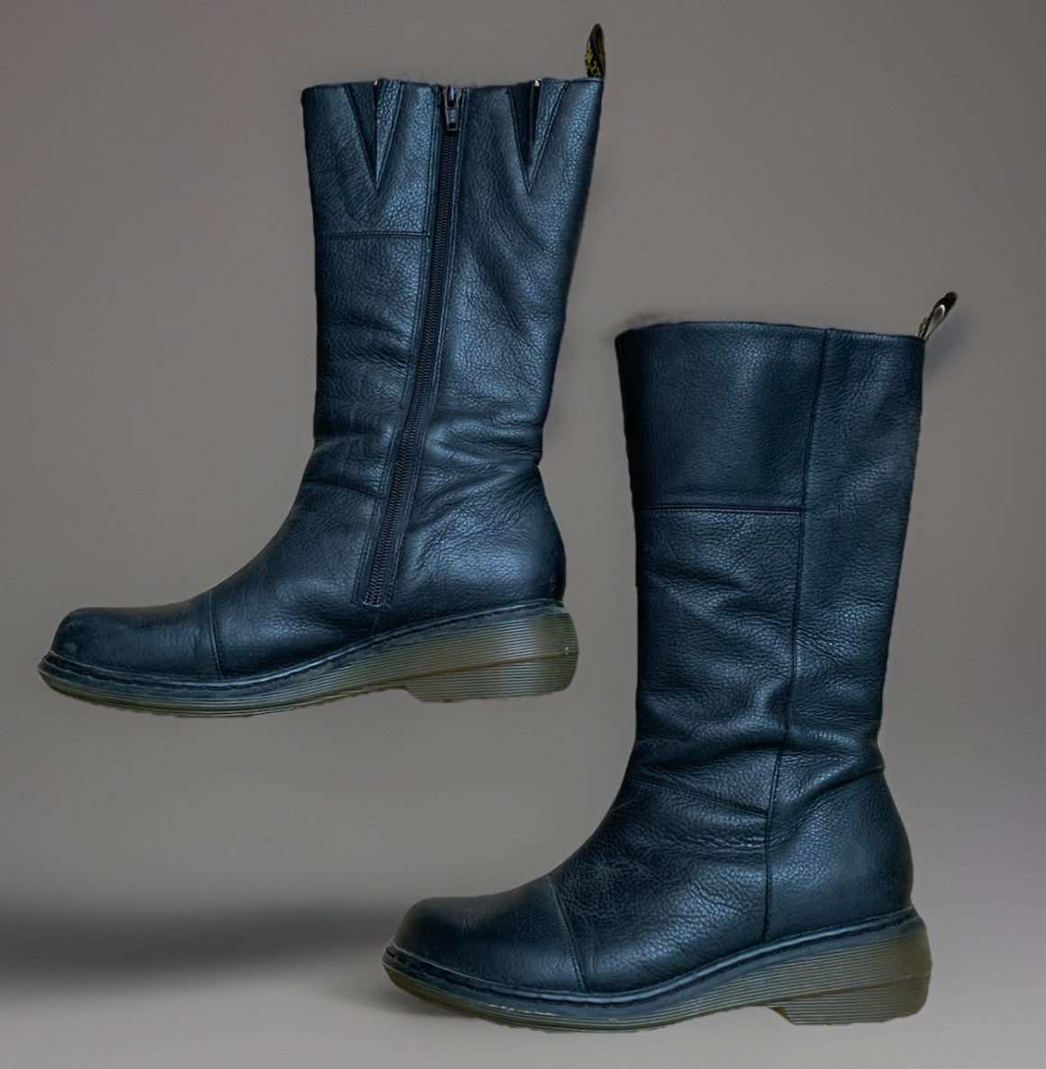 Dr. Martens Chelsea Boots in Schwarz, Seitenansicht beider Stiefel in Größe 38