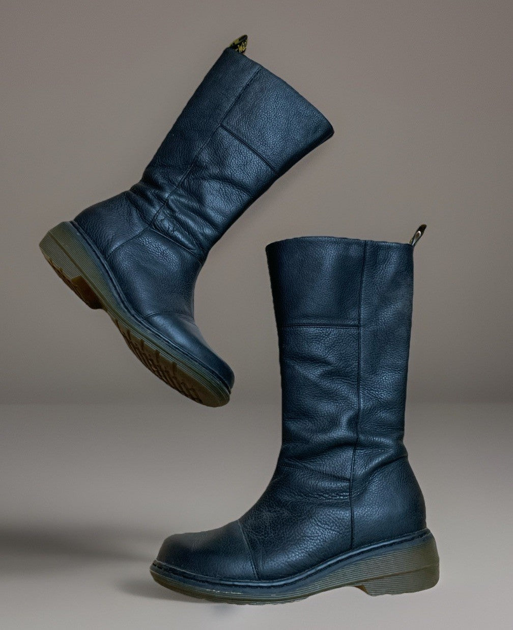 Schrägansicht eines Paars schwarzer Dr. Martens Chelsea Boots