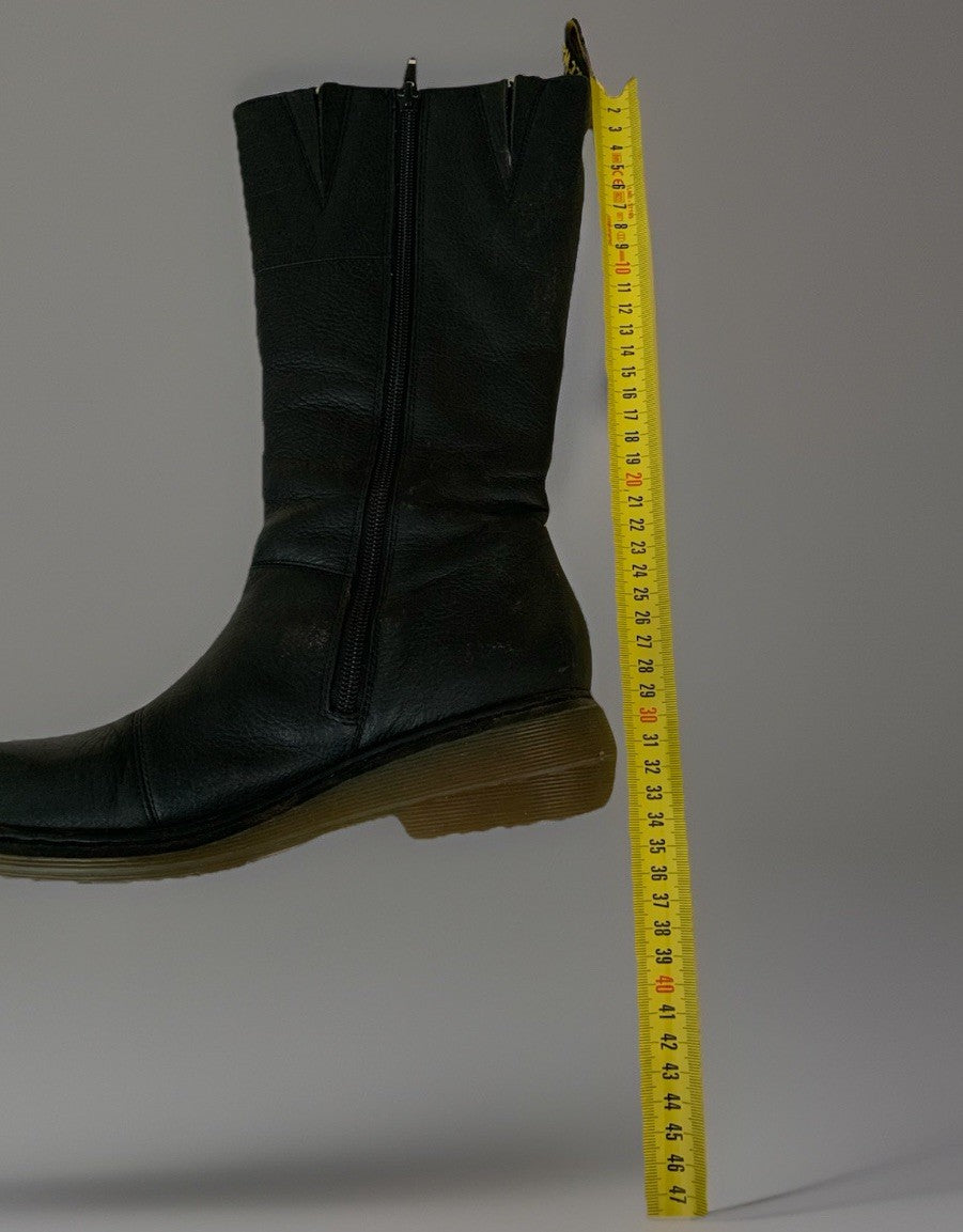 Stiefel mit Maßband zur Darstellung der Schafthöhe