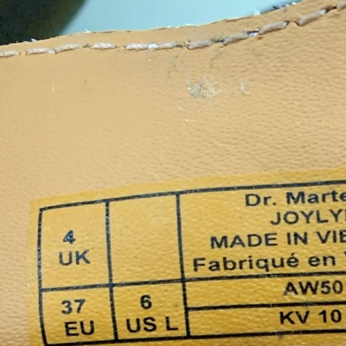 Größenetikett EU 37 an Dr. Martens Damen Boots