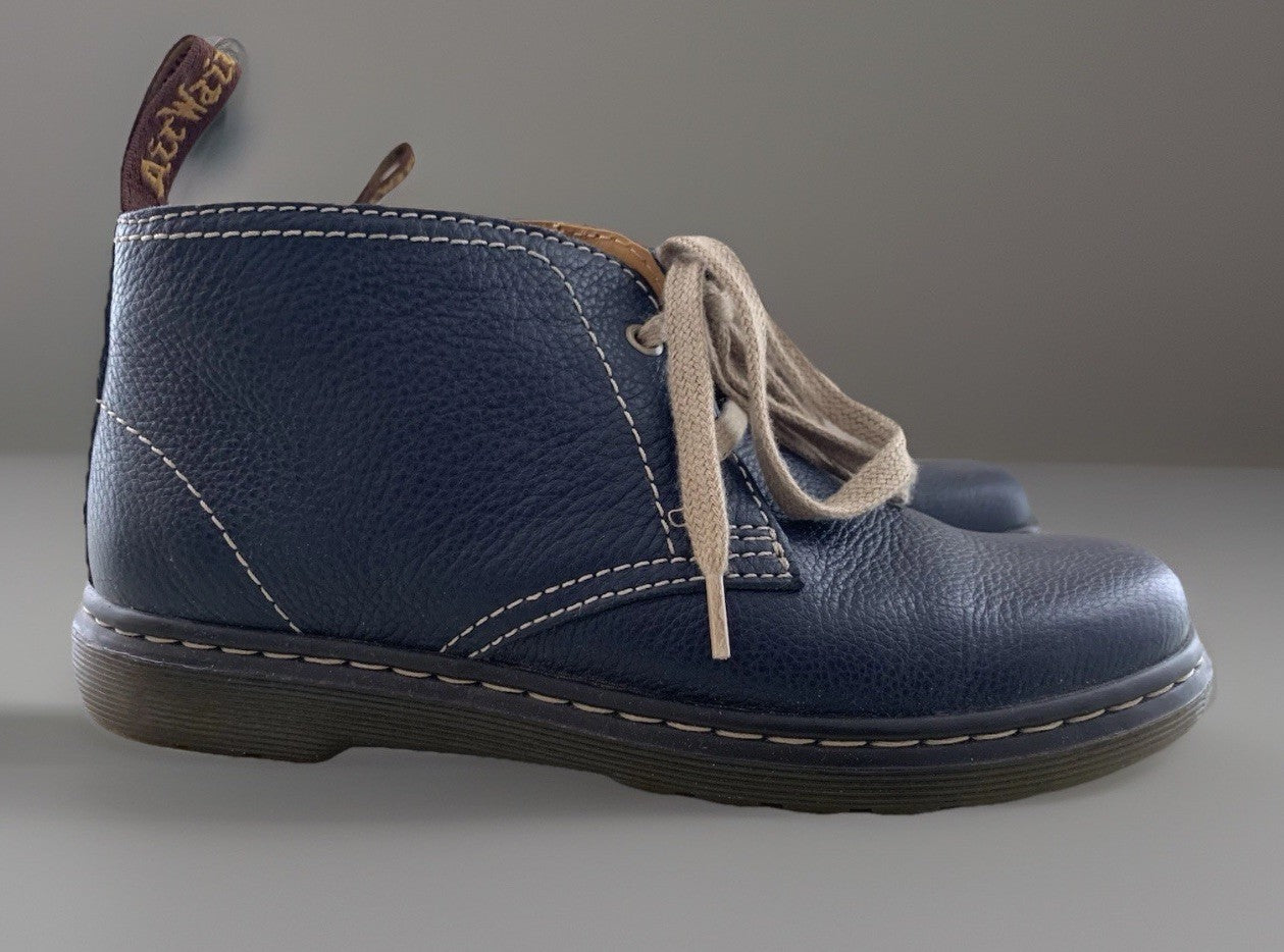 Seitliche Ansicht der Dr. Martens Damen Stiefeletten