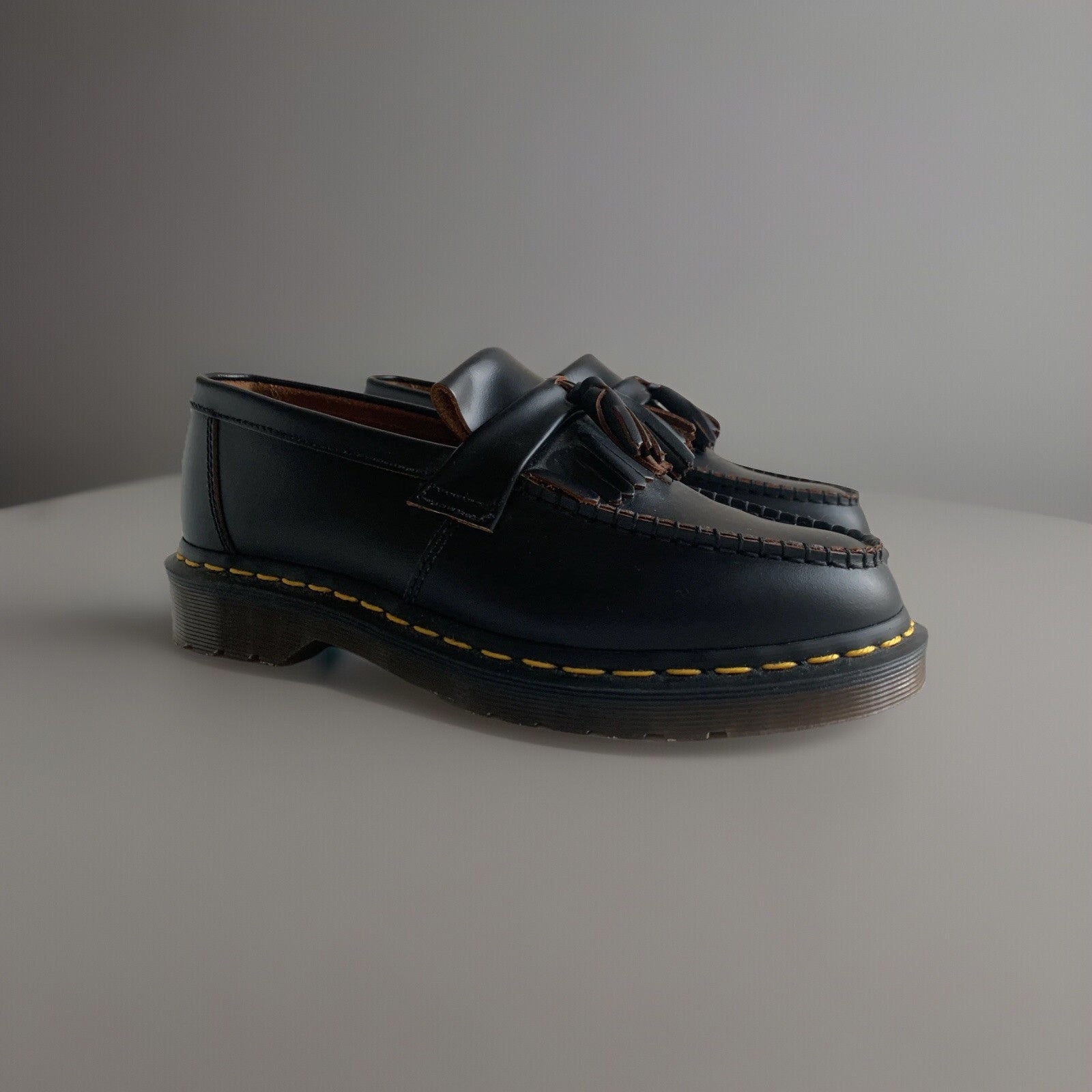 dr-martens-tassel-loafers-made-in-england-schraeg