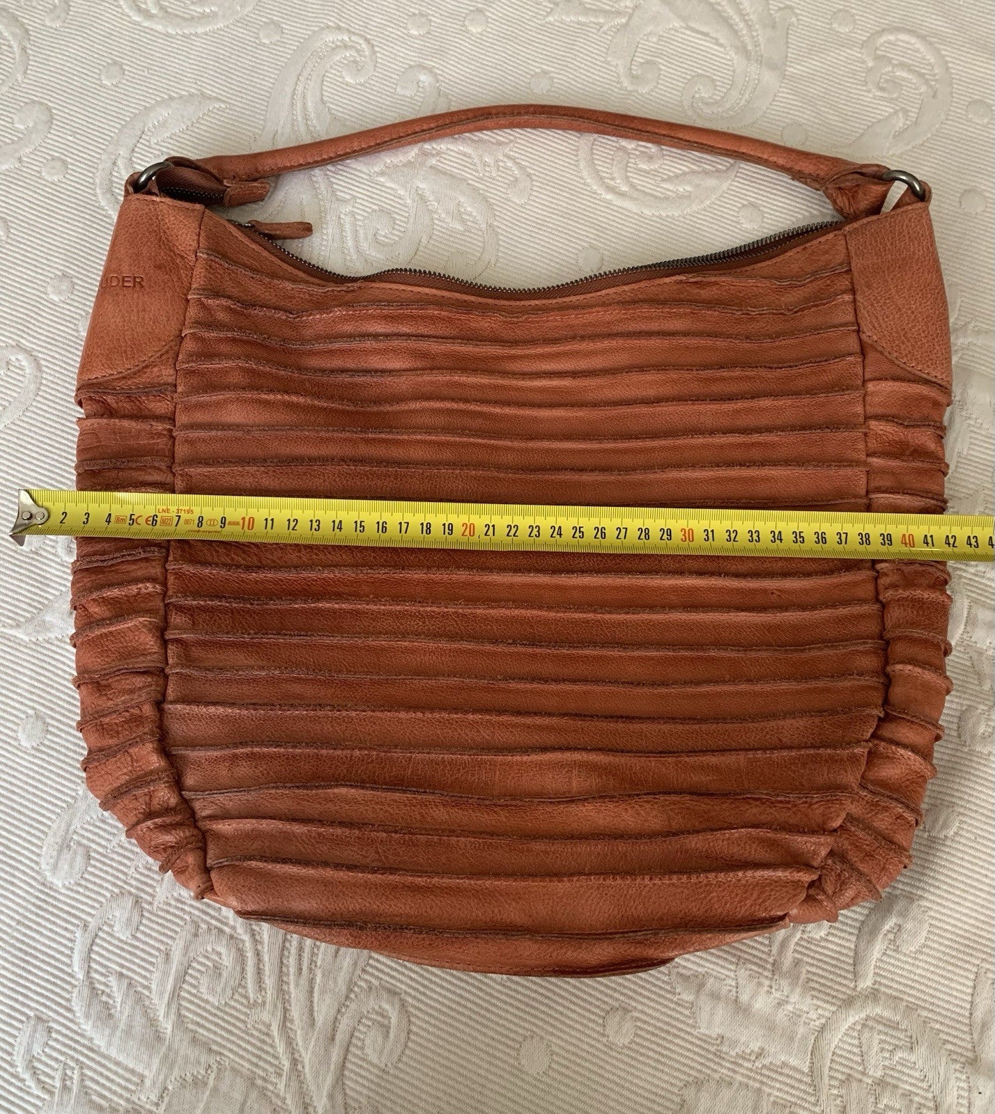 Größenmessung der FREDsBRUDER Schultertasche aus echtem Leder Breite