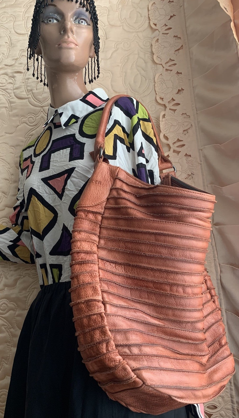 FREDsBRUDER Leder Schultertasche in Cognac getragen am Model