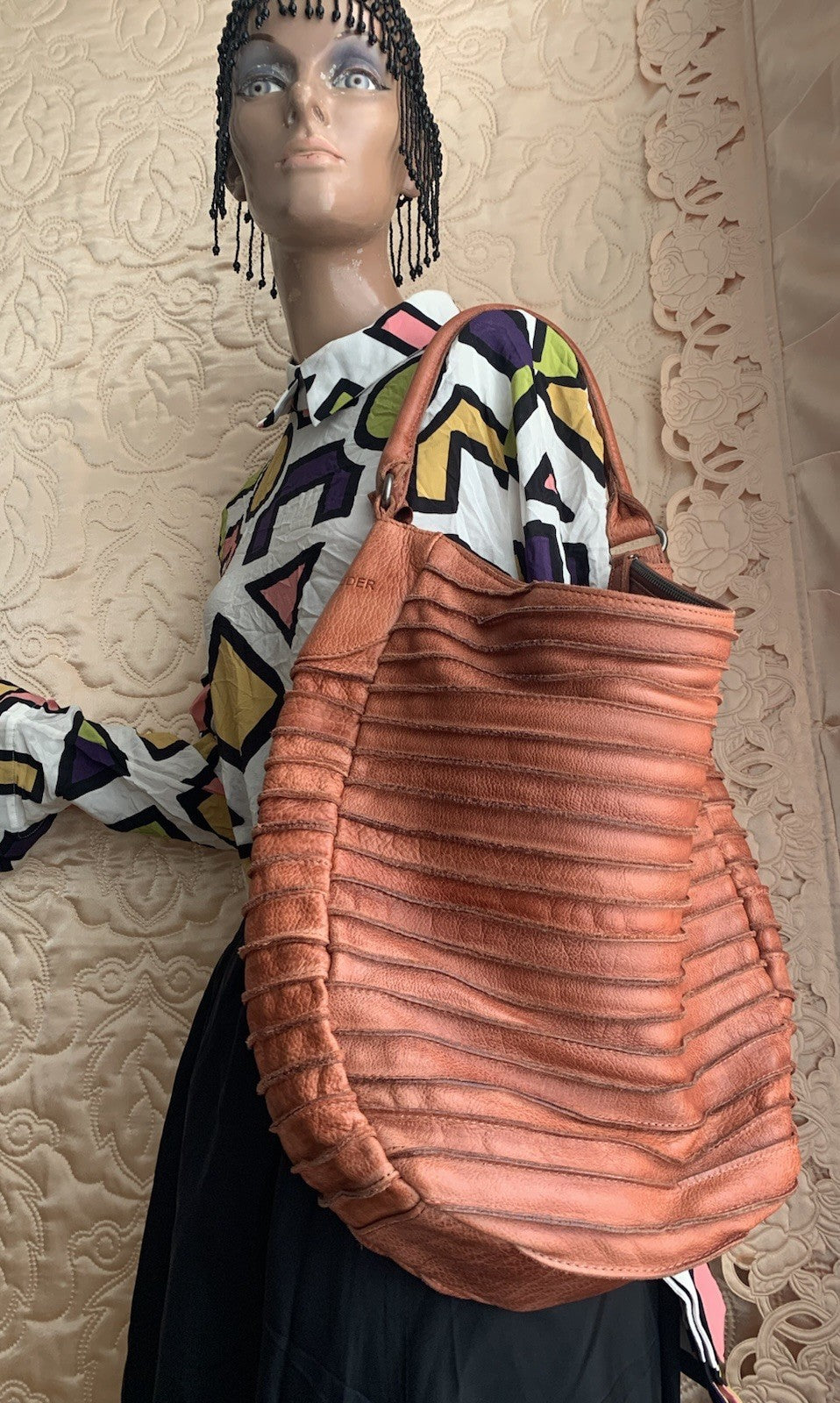 FREDsBRUDER Leder Schultertasche in Cognac Seitenansicht getragen am Model