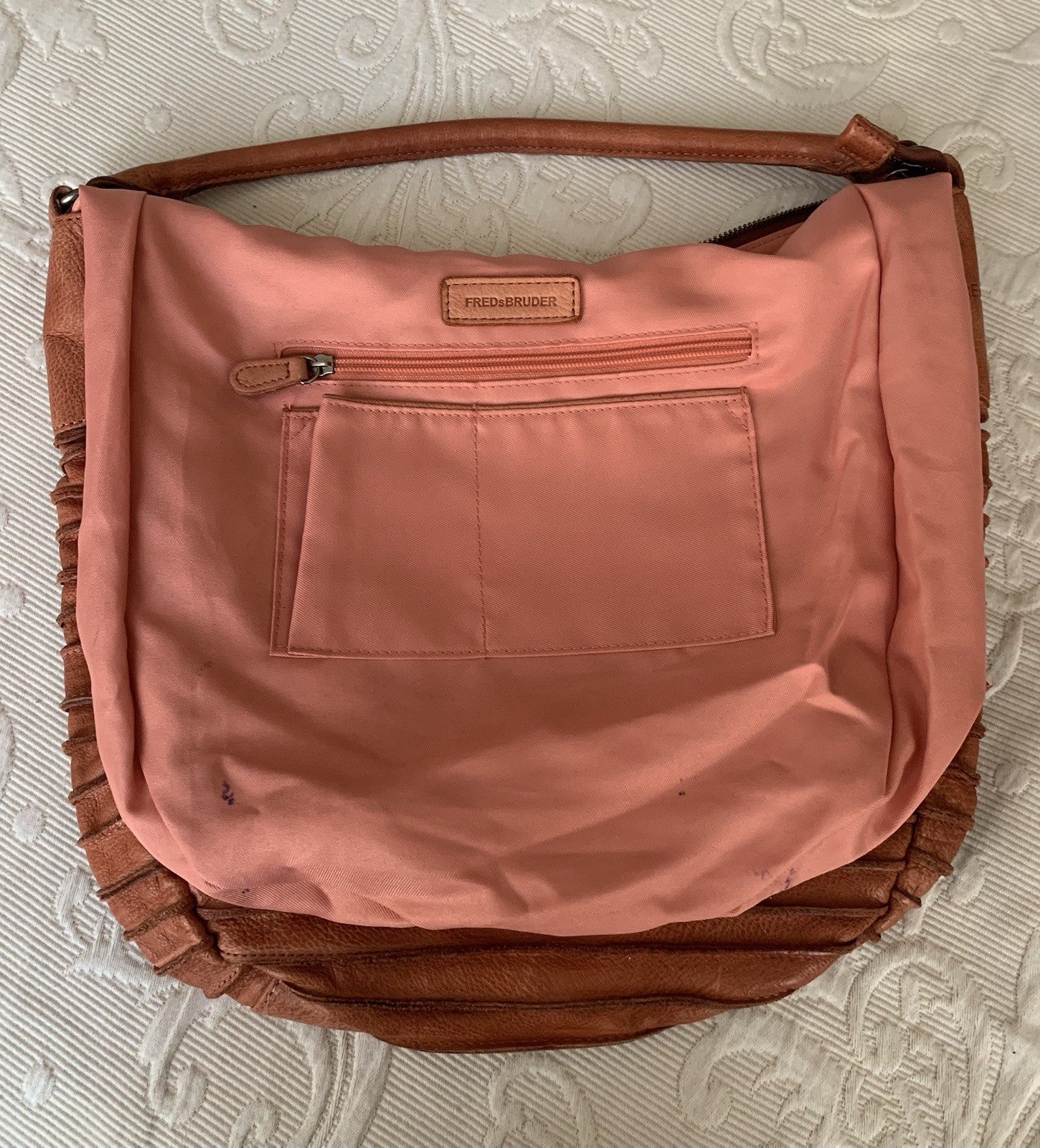 Innenfach mit Reißverschluss der FREDsBRUDER Leder Schultertasche