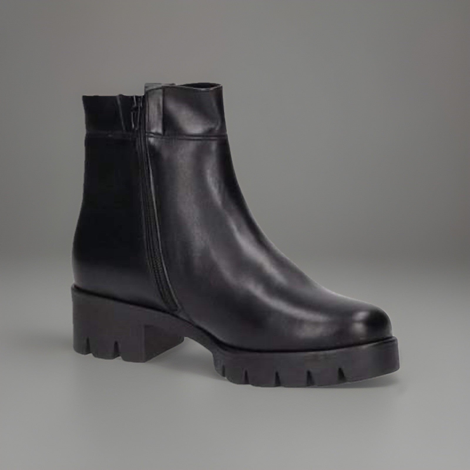 Seitliche Ansicht der Gabor Boots in Schwarz mit Blockabsatz