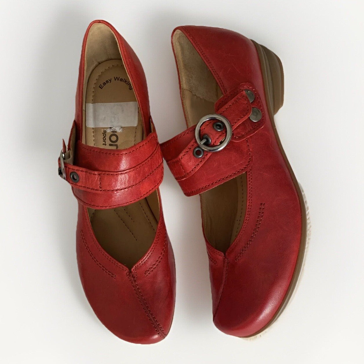 Detail der Schnalle und Riemchen der roten Gabor Mary Jane Pumps