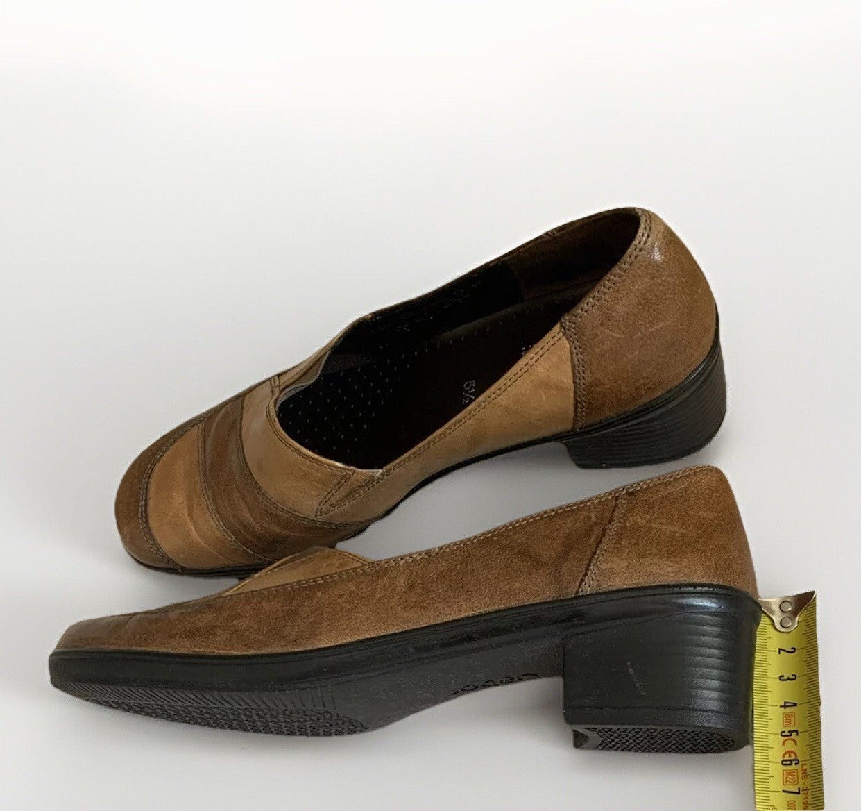 Nahaufnahme des Blockabsatzes der Gabor Patchwork Schuhe mit Maßband für Absatzhöhe