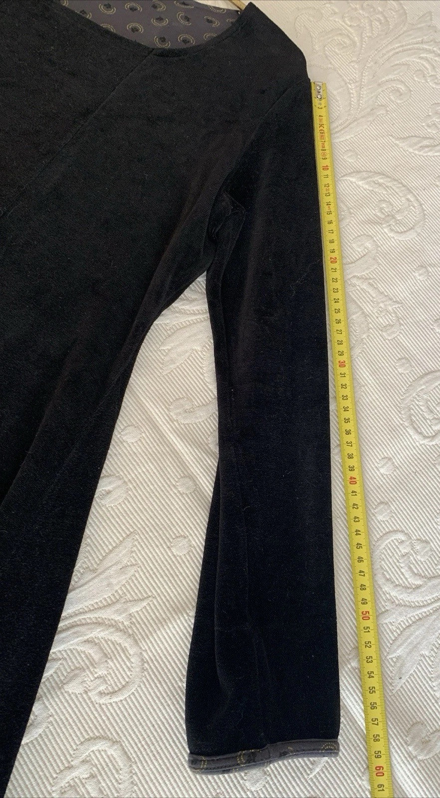 Ärmellänge des Gudrun Sjöden Samtkleids