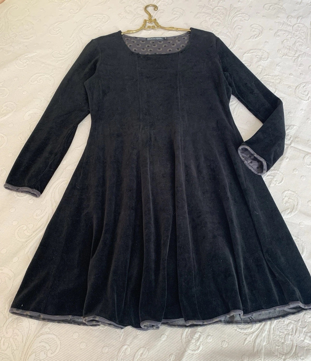 Vorderansicht des Gudrun Sjöden Samtkleids in Schwarz