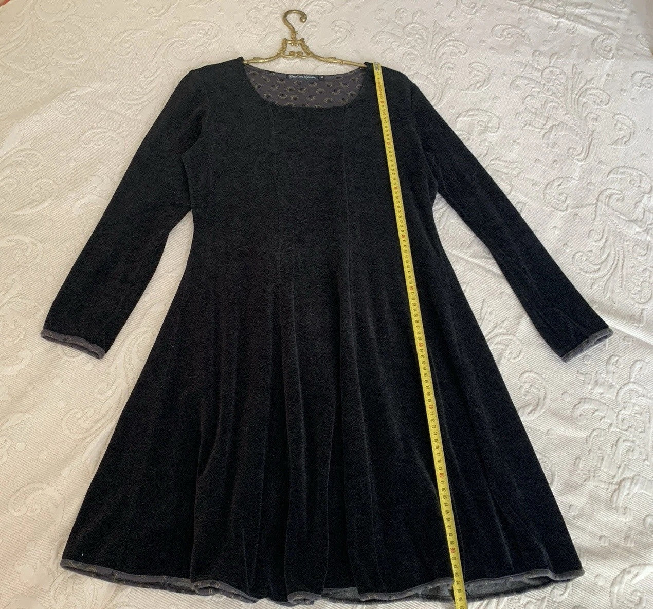 Länge und Schnitt des Gudrun Sjöden Samtkleids