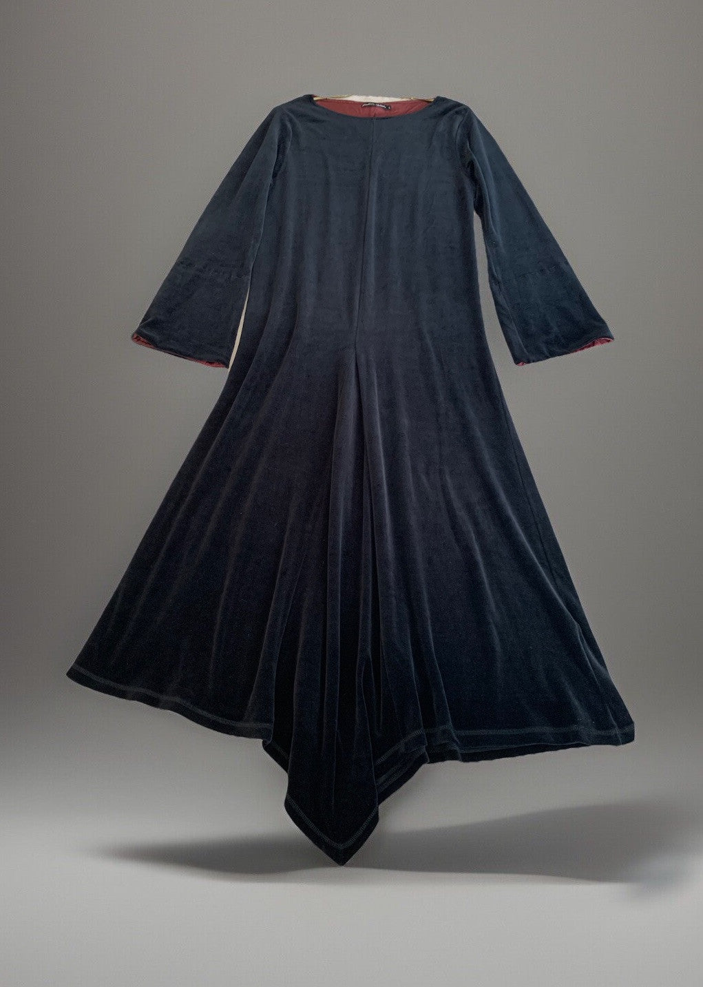 Ausgelegtes Gudrun Sjöden Kleid aus Samt dunkelblau