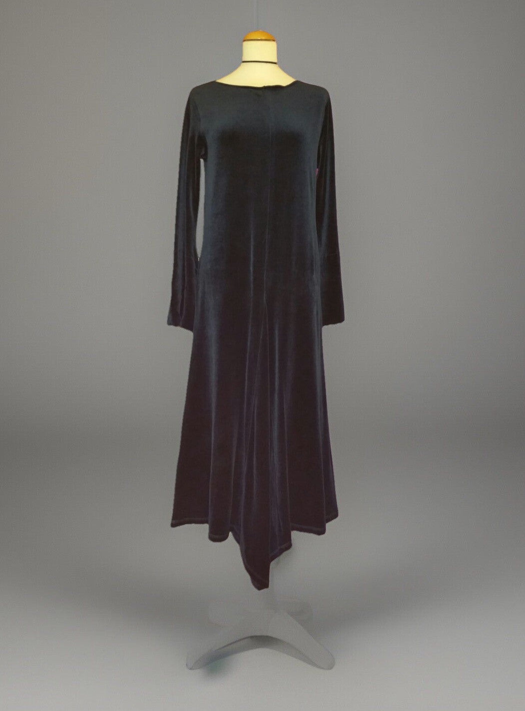 Gudrun Sjöden langes Samtkleid in Dunkelblau Vorderansicht