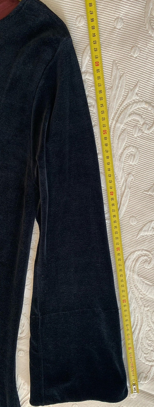 Ärmellängenmessung bei einem dunkelblauen Gudrun Sjöden Kleid