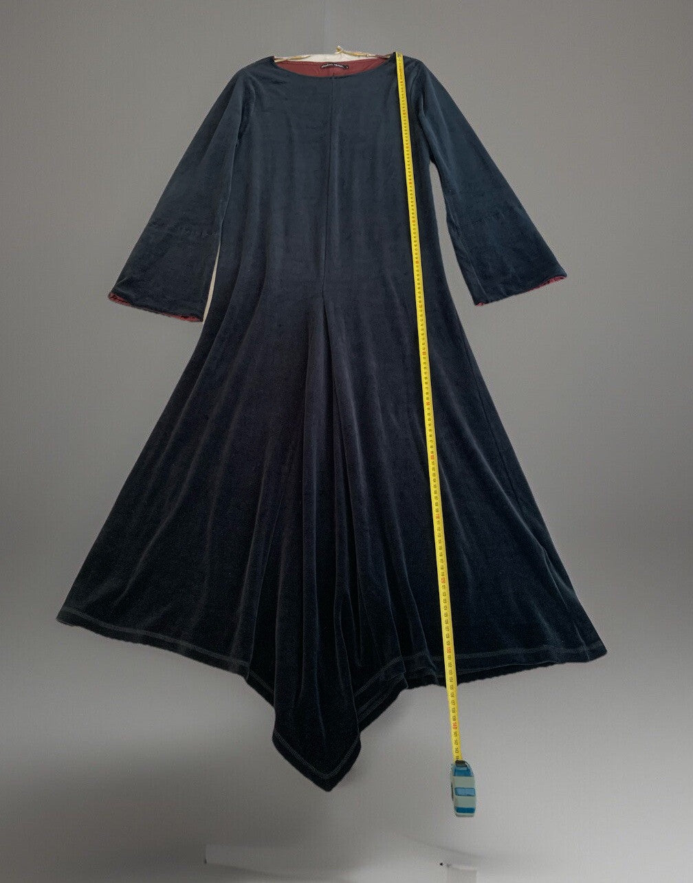 Vorderlängenmessung bei einem dunkelblauen Gudrun Sjöden Kleid seitlich