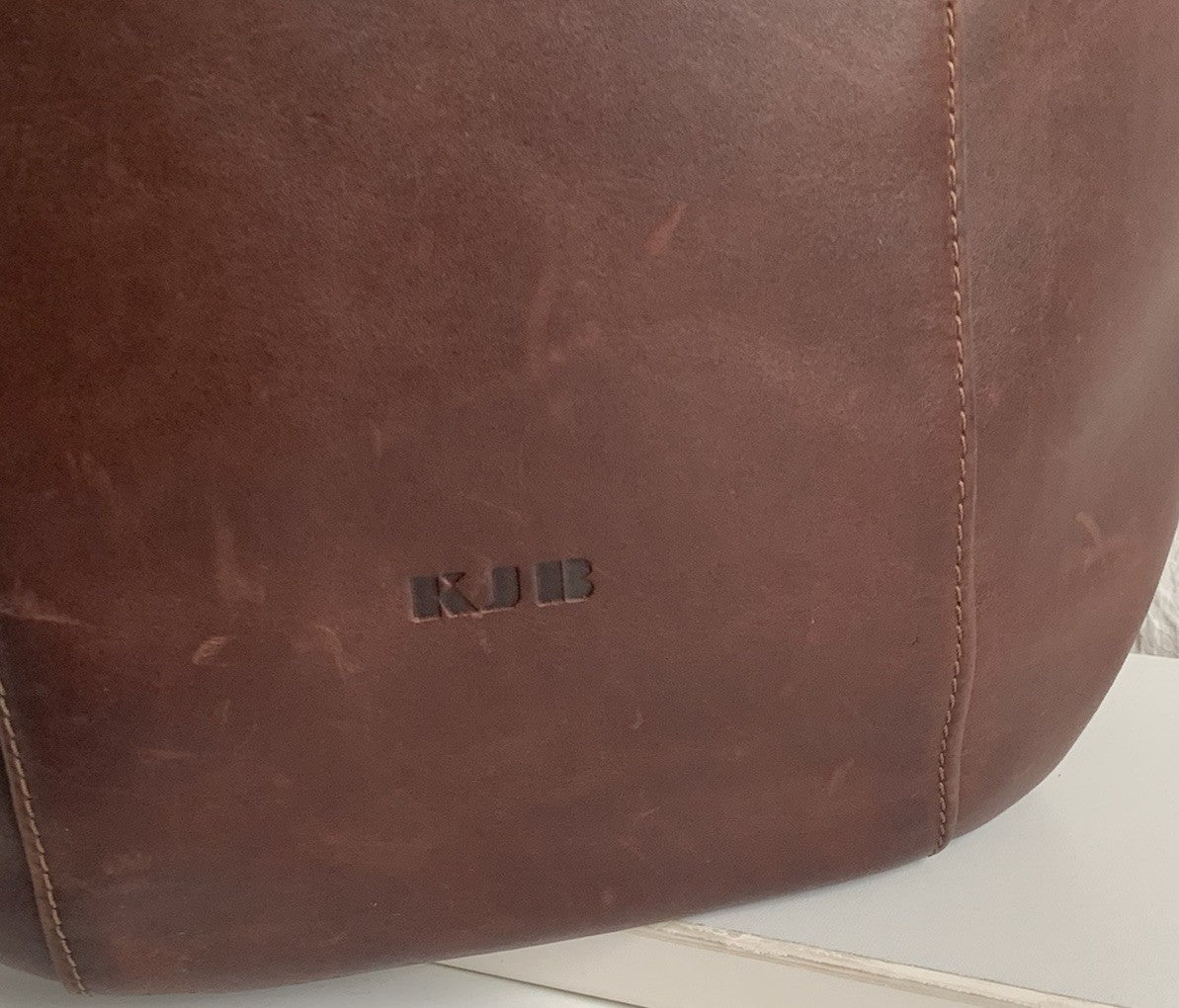 Detail der Lederprägung des Klaus Bree Logos auf der Tasche.