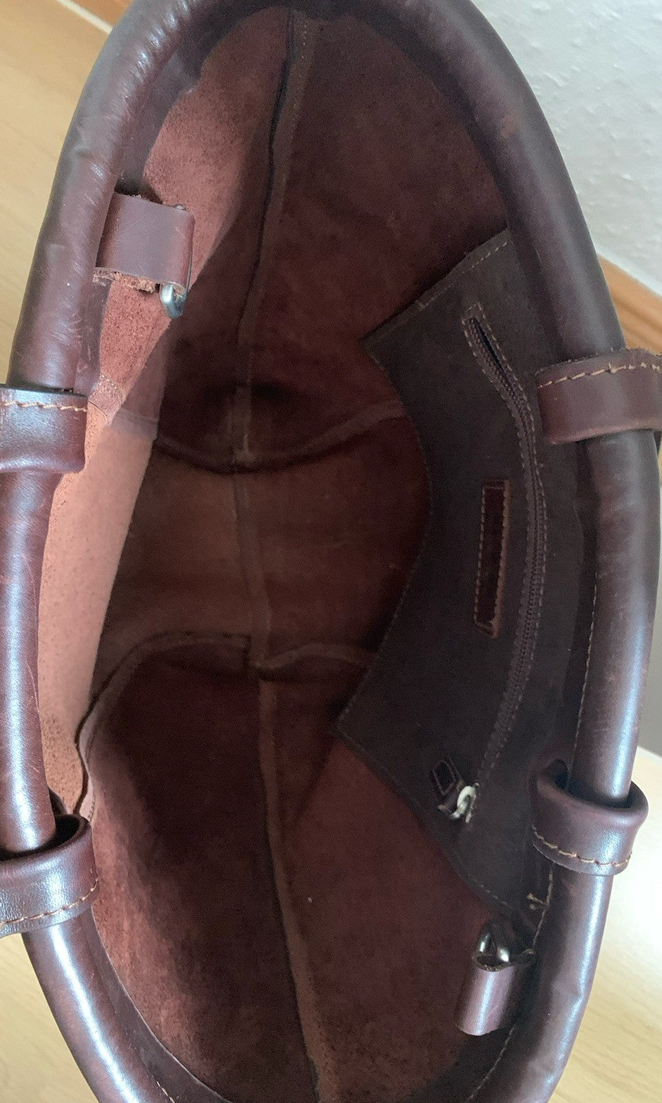 Innenansicht der Klaus Bree Ledertasche mit Futter und Innenfach.