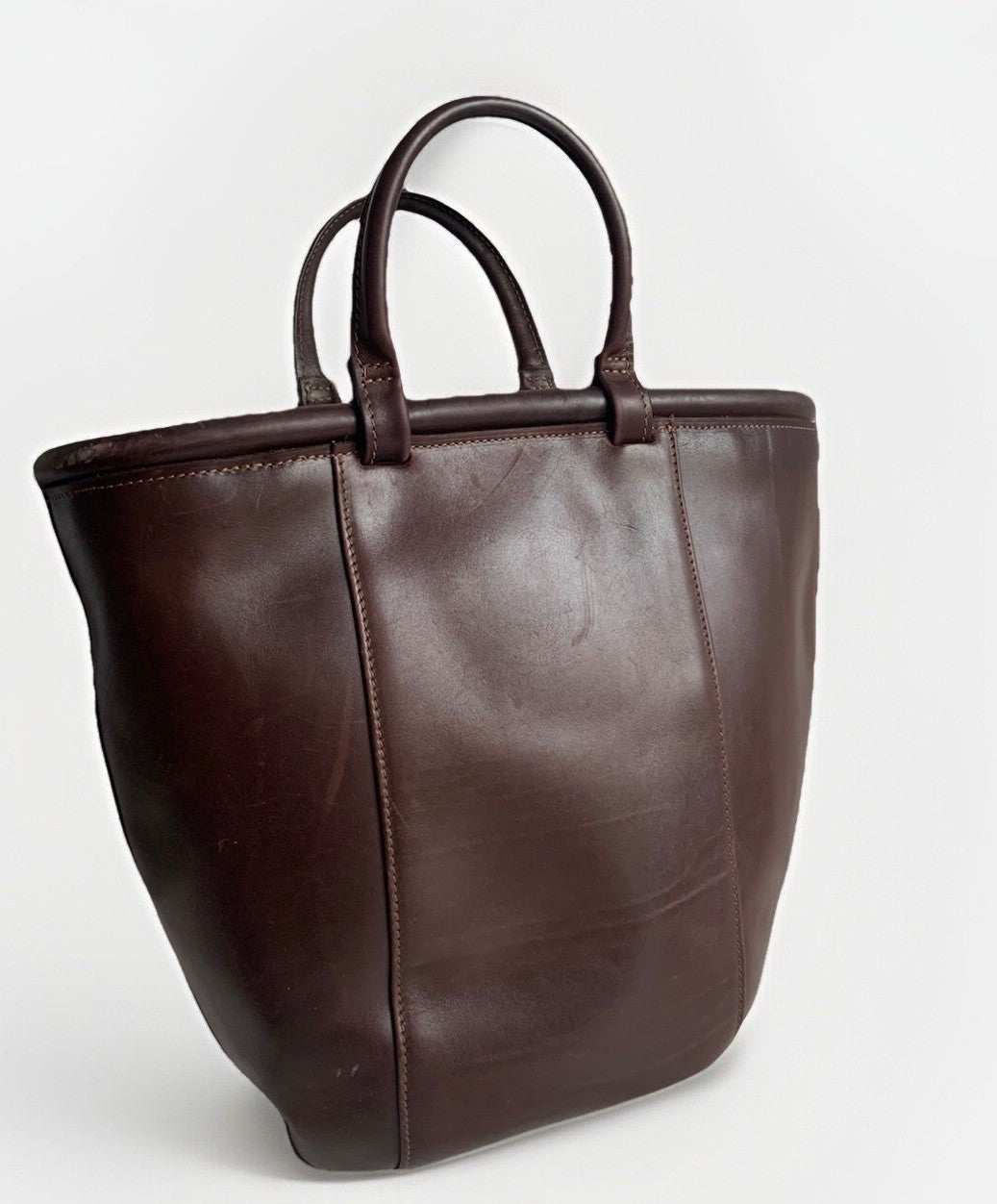 Seitenansicht der Klaus Bree Ledertasche in Dunkelbraun.