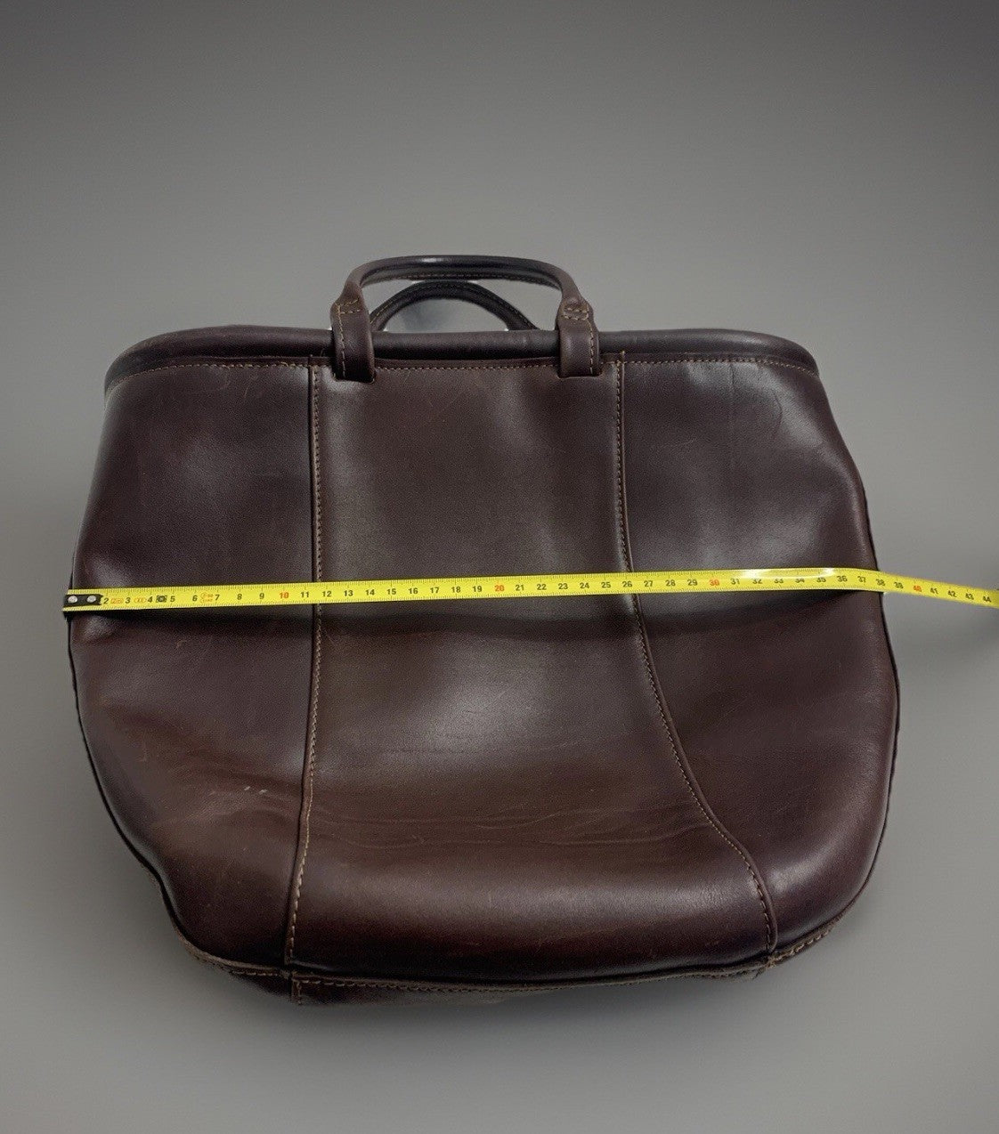 Breitenmessung der Klaus Bree Ledertasche mit Maßband.