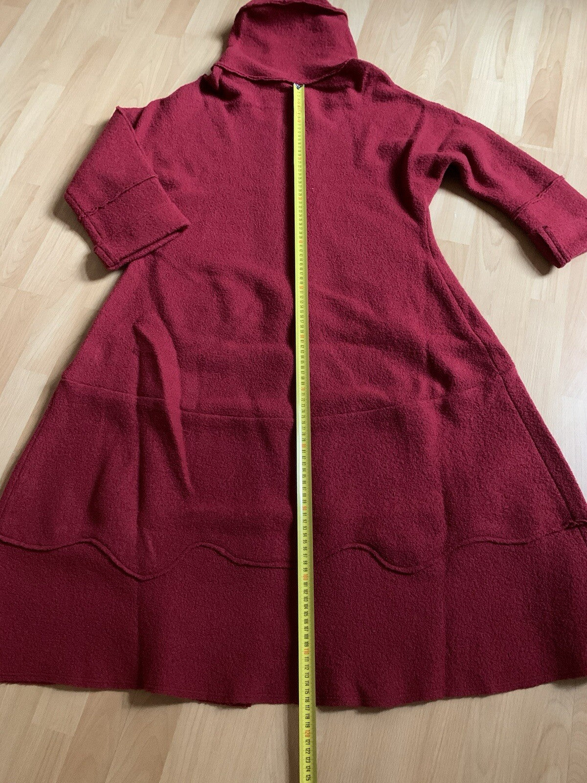 Länge und Schnitt des KRINÈS Berlin Bouclé Mantels One Size