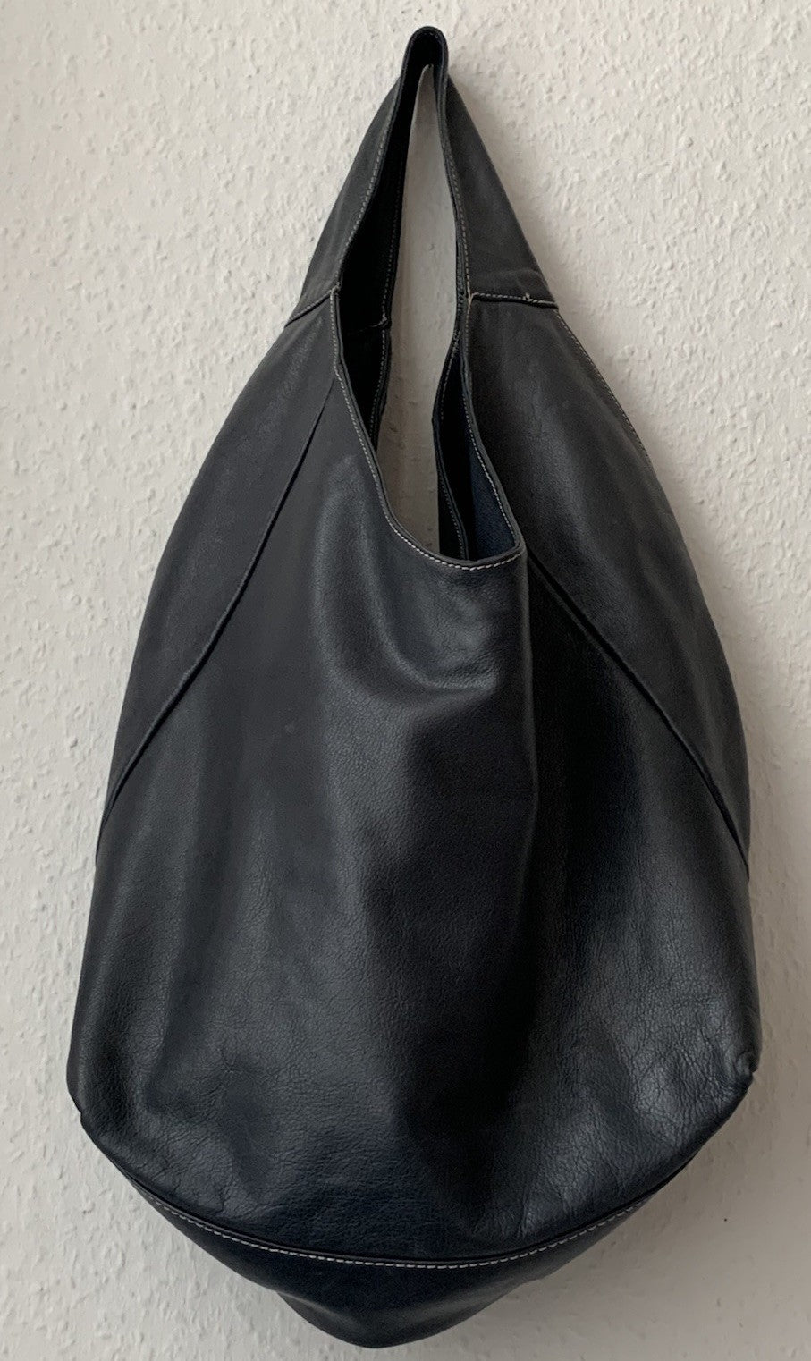 ledertasche-hobo-dunkelgrau-haengend