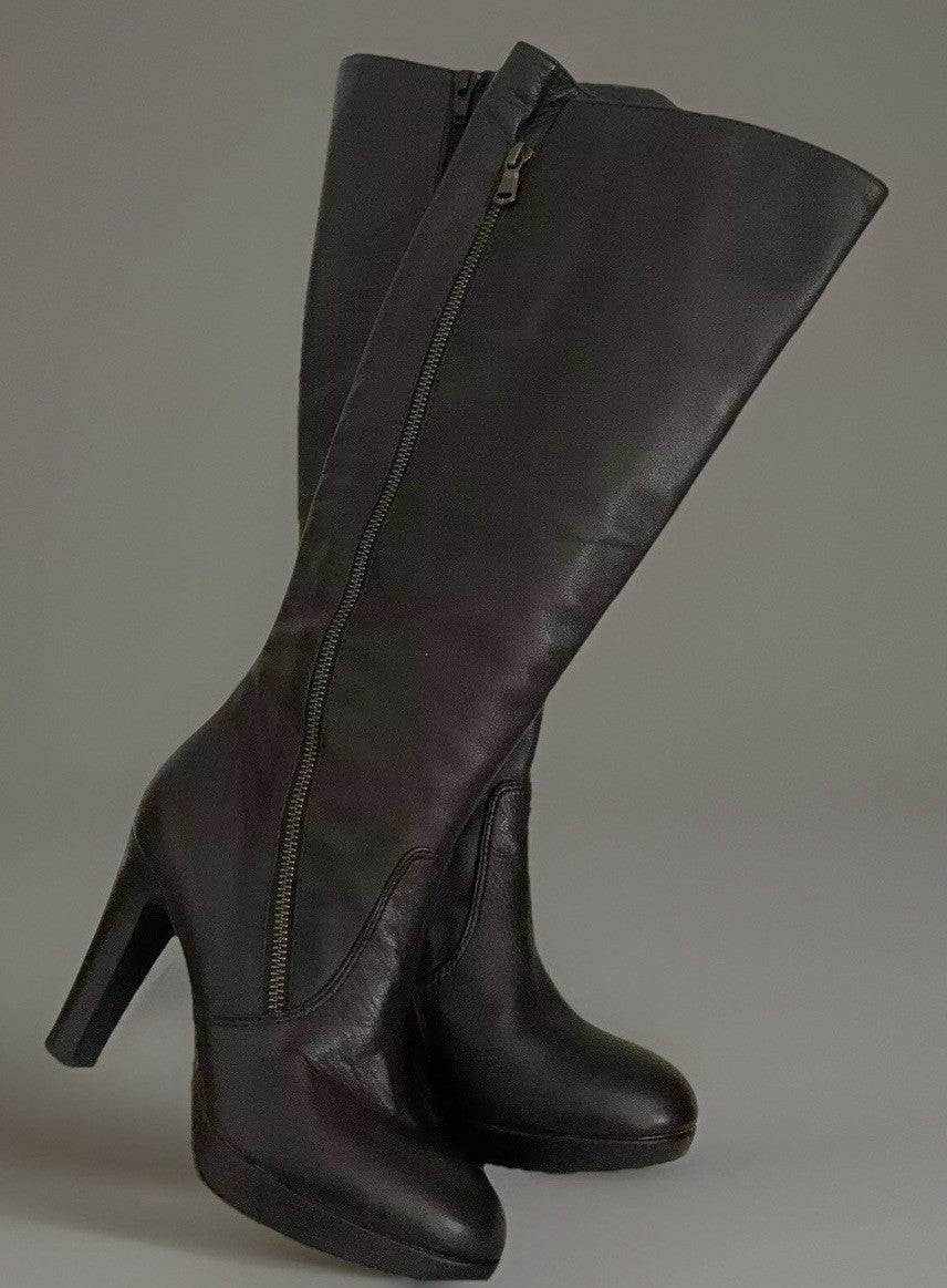 Seitliche Ansicht der Liebeskind Berlin Damen Lederstiefel