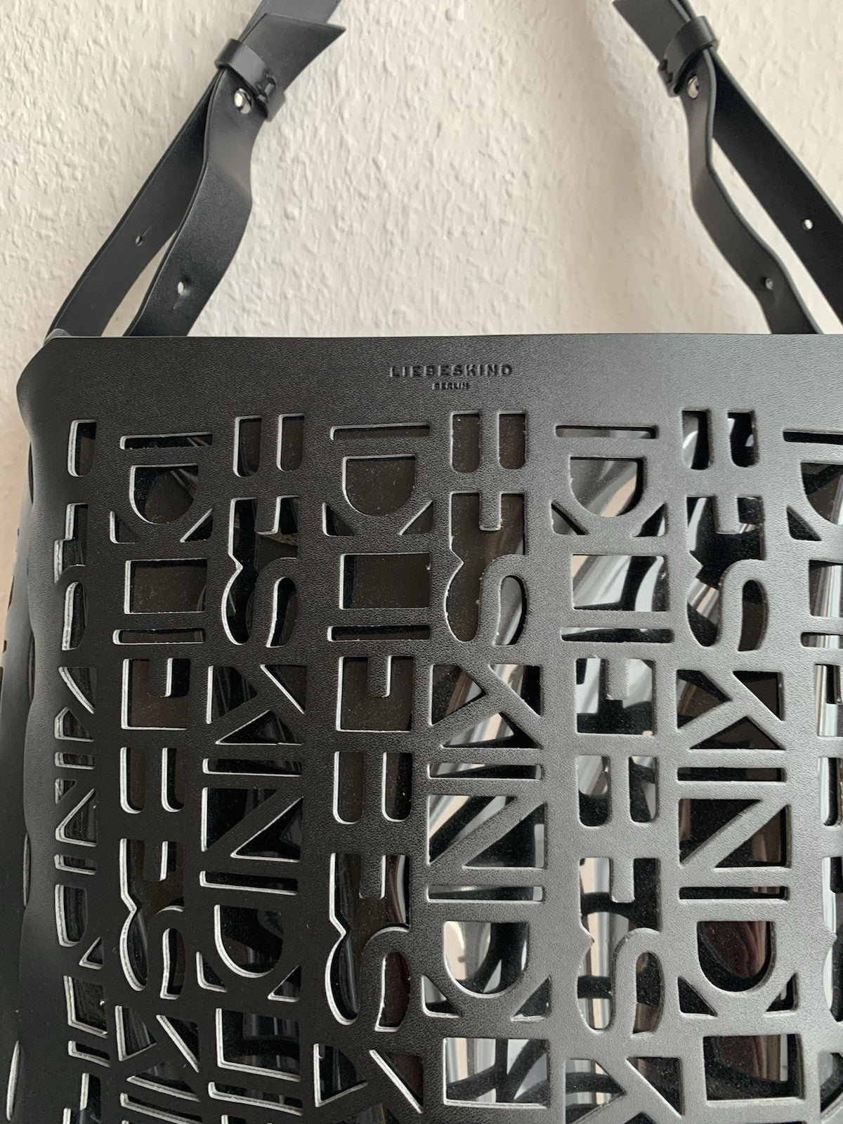 liebeskind-berlin-shopper-schwarz-logo-cutout-detail