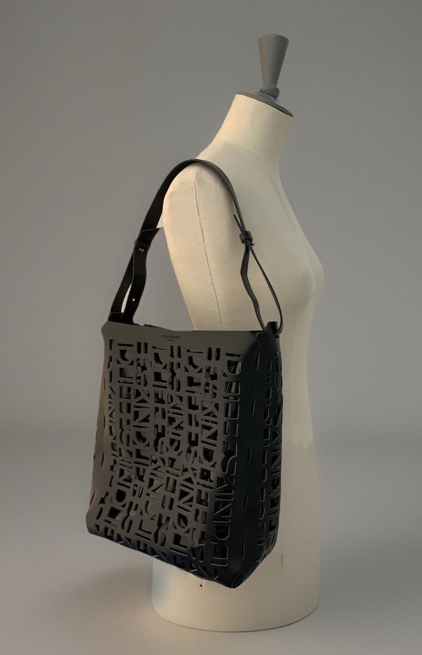 liebeskind-berlin-shopper-schwarz-logo-cutout-schraeg