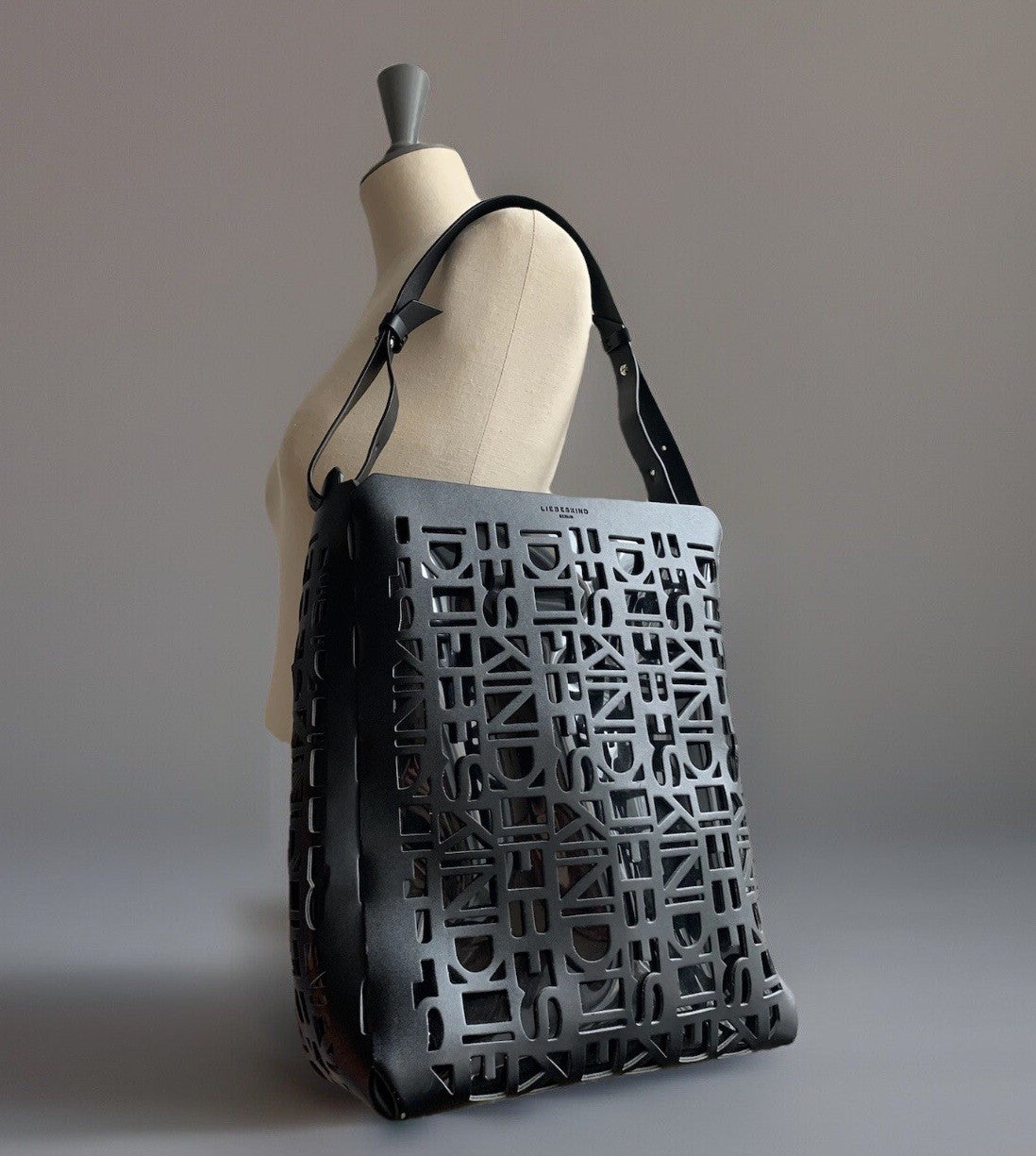 liebeskind-berlin-shopper-schwarz-logo-cutout-seite