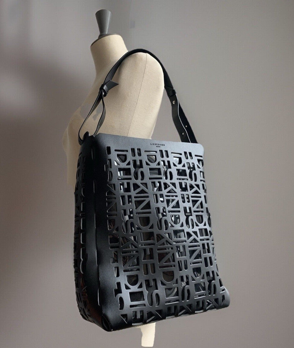 liebeskind-berlin-shopper-schwarz-logo-cutout-vorne