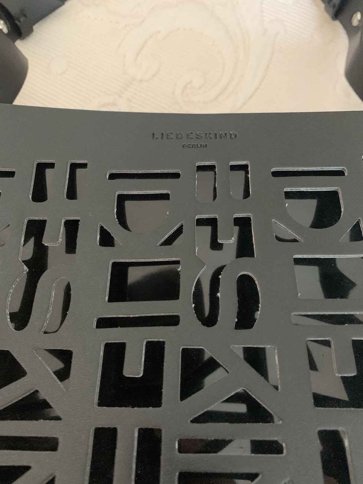 liebeskind-berlin-shopper-schwarz-logo-praegung